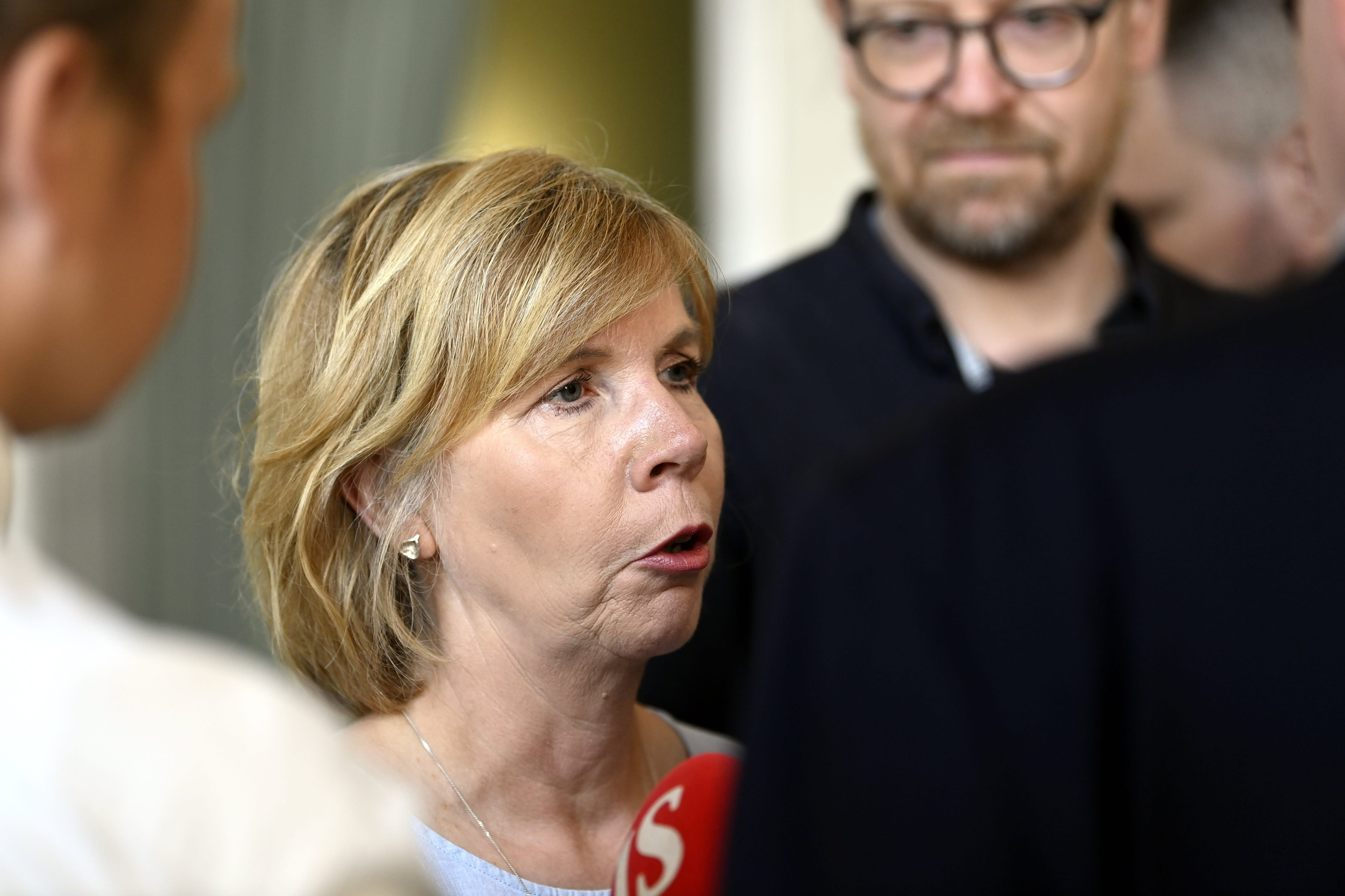 스웨덴 인민당 지도자들은 푸라 푸로레와 정부의 스캔들에 대해 논의하기 위해 긴급 회의를 소집했습니다.