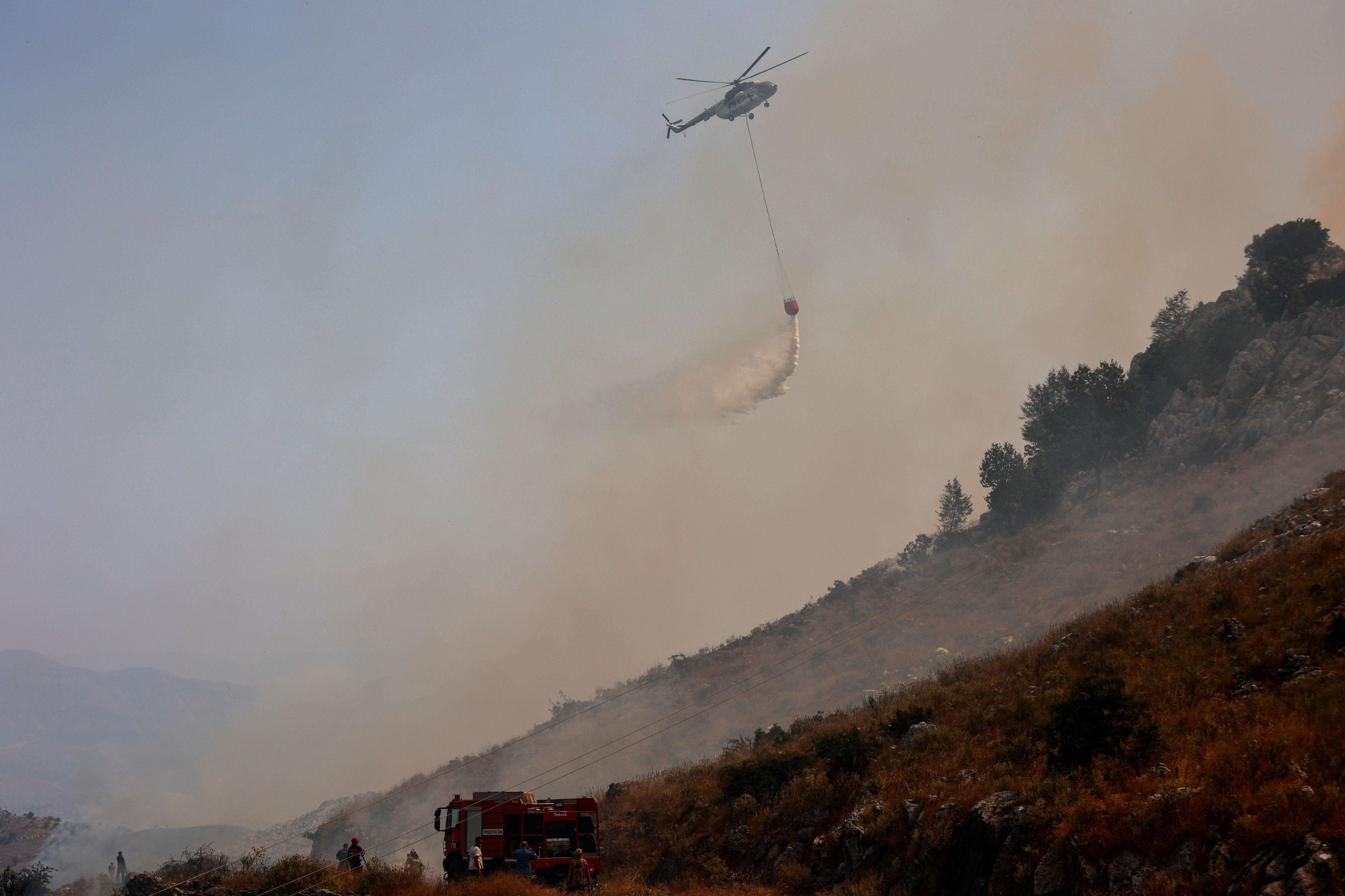 Los turistas siguen de camino a la isla griega devastada por los incendios