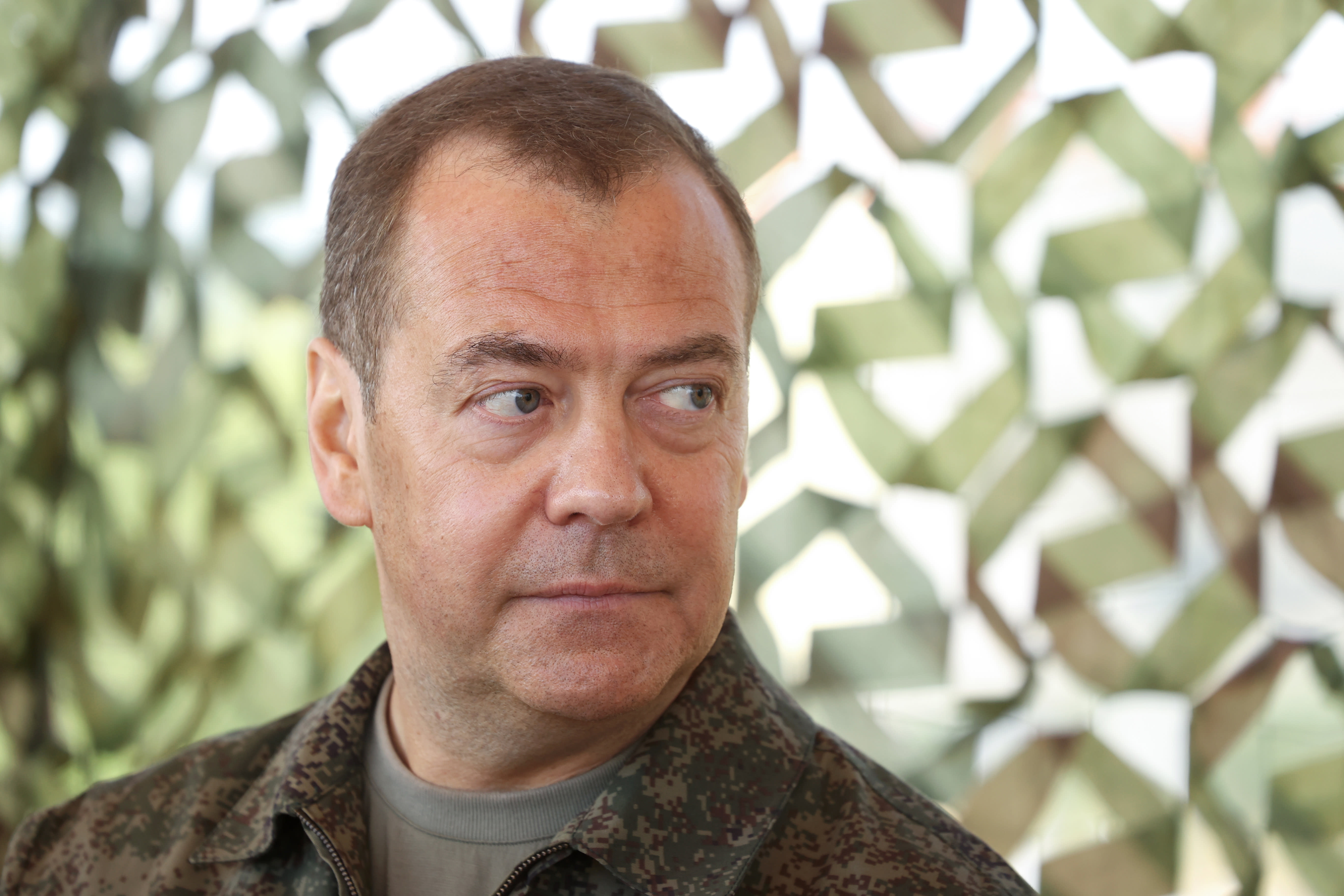 Medvedev는 핀란드 나토 위협에 대해 핀란드어로 트윗합니다.