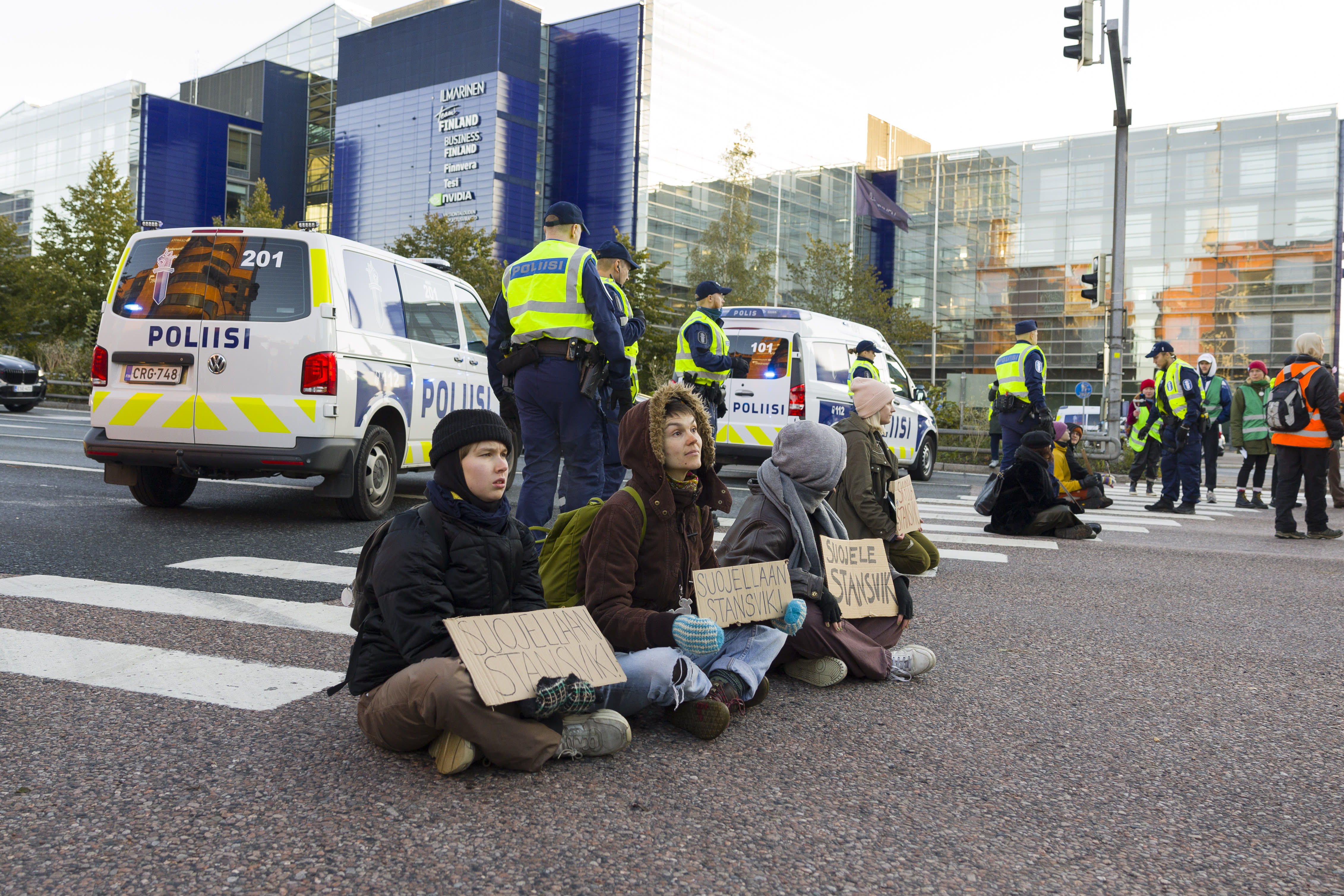 Die Polizei von Helsinki entfernt Umweltdemonstranten, die die Autobahn blockieren