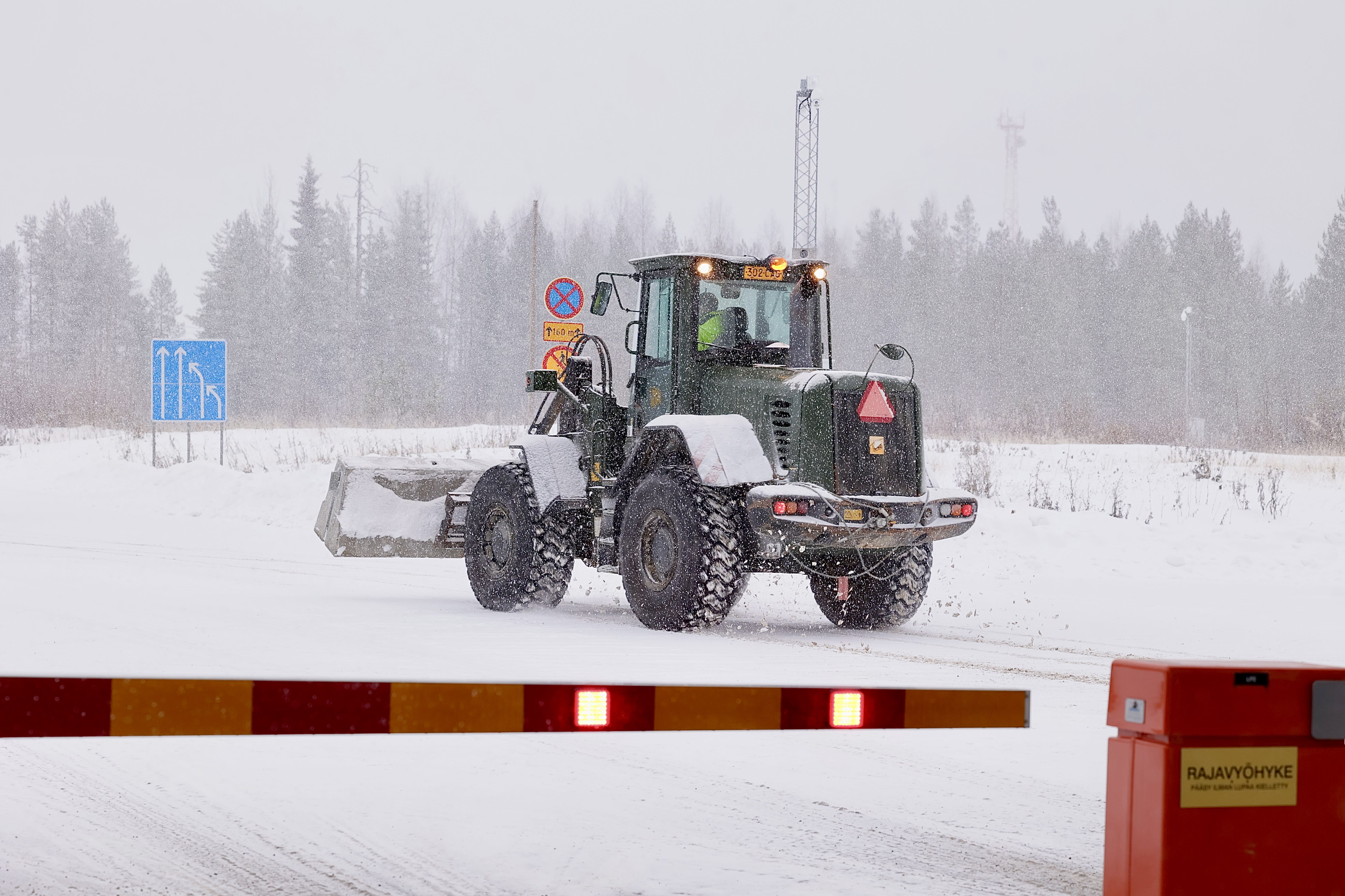 Defense forces assisting in the construction of a temporary border fence in Kuhmo