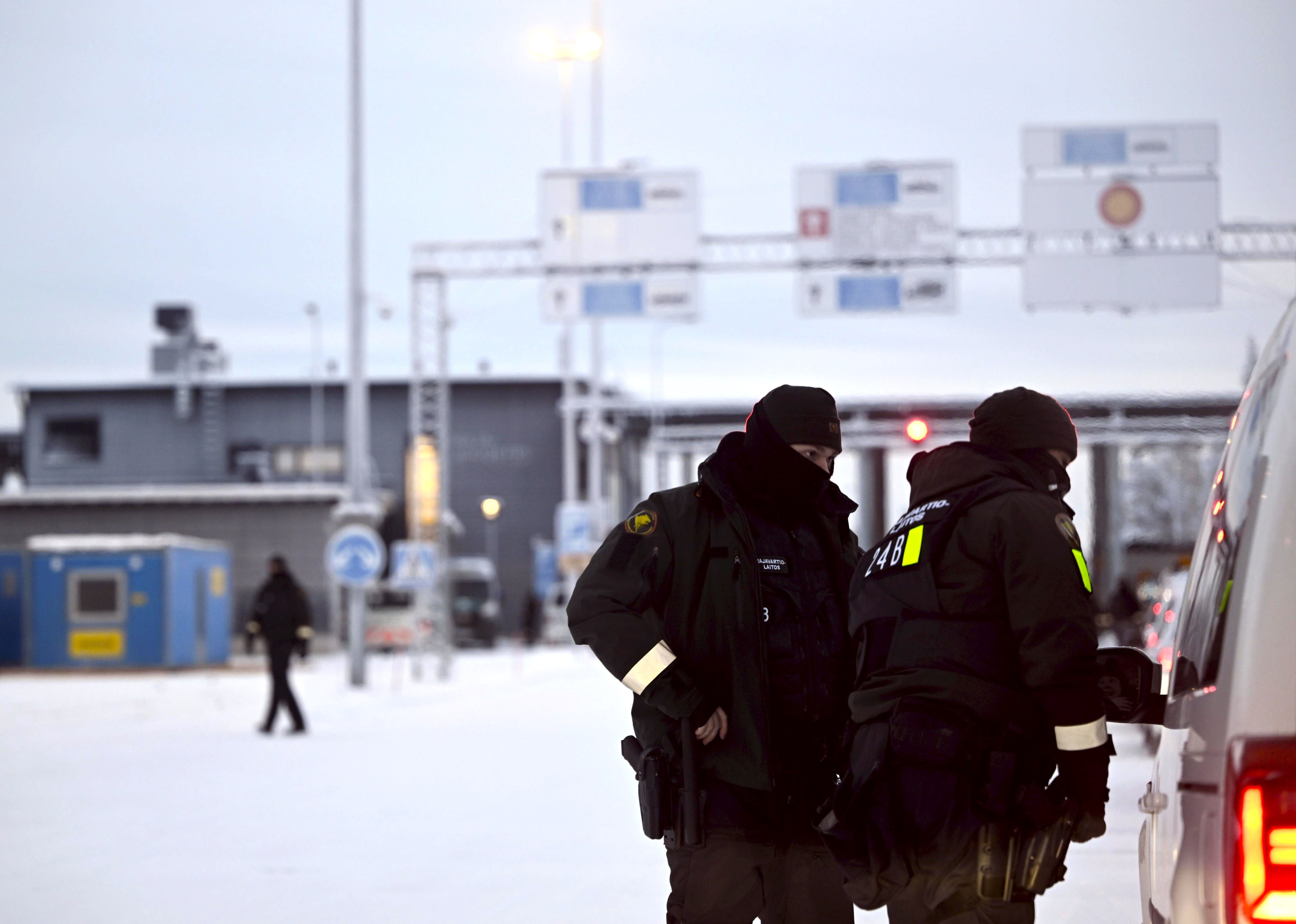 フィンランドは東国境での到着を処理するための登録センターを設立中