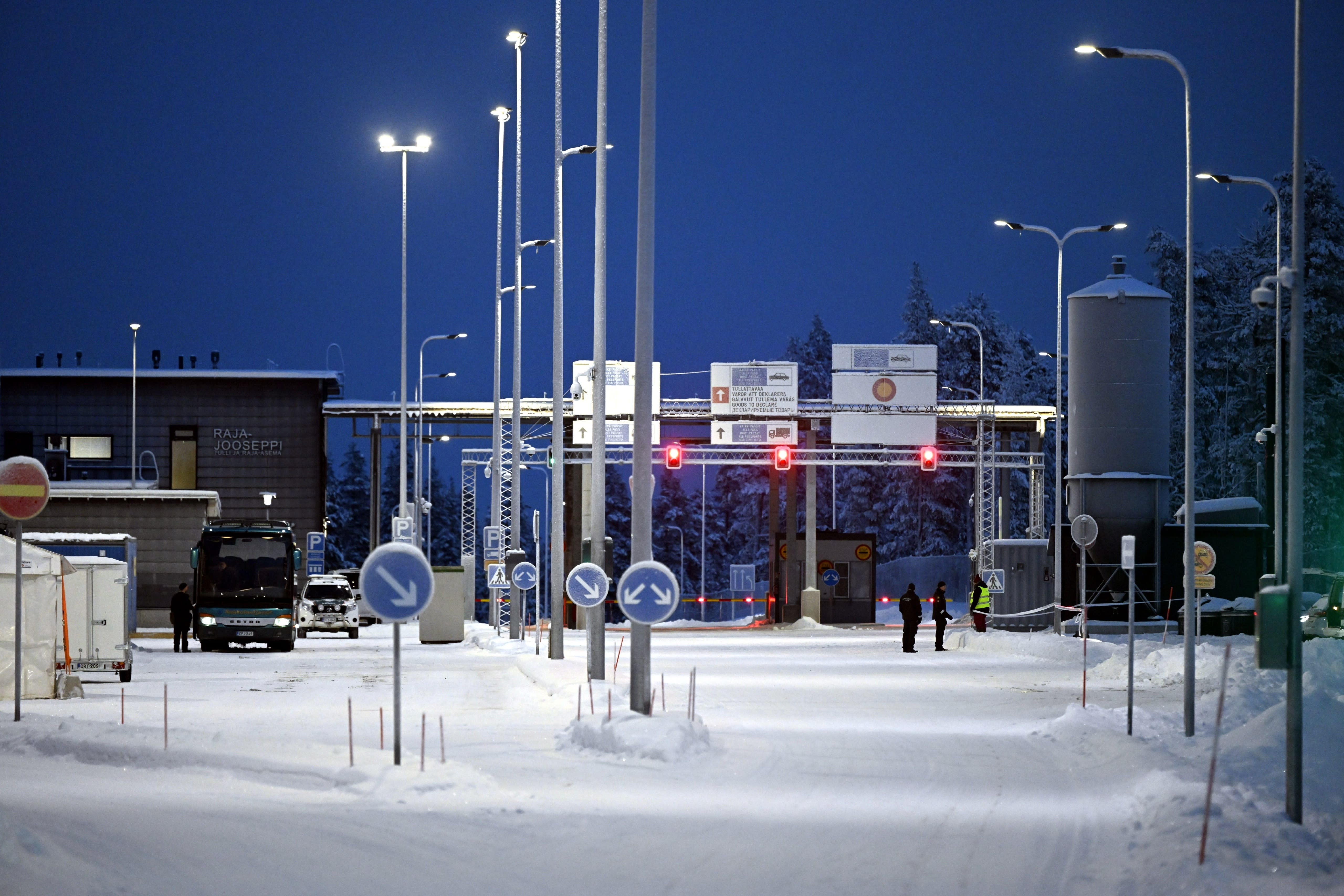 月曜日の新聞：東部国境閉鎖の呼びかけ、フィンランドの武器売却、北極の寒さ