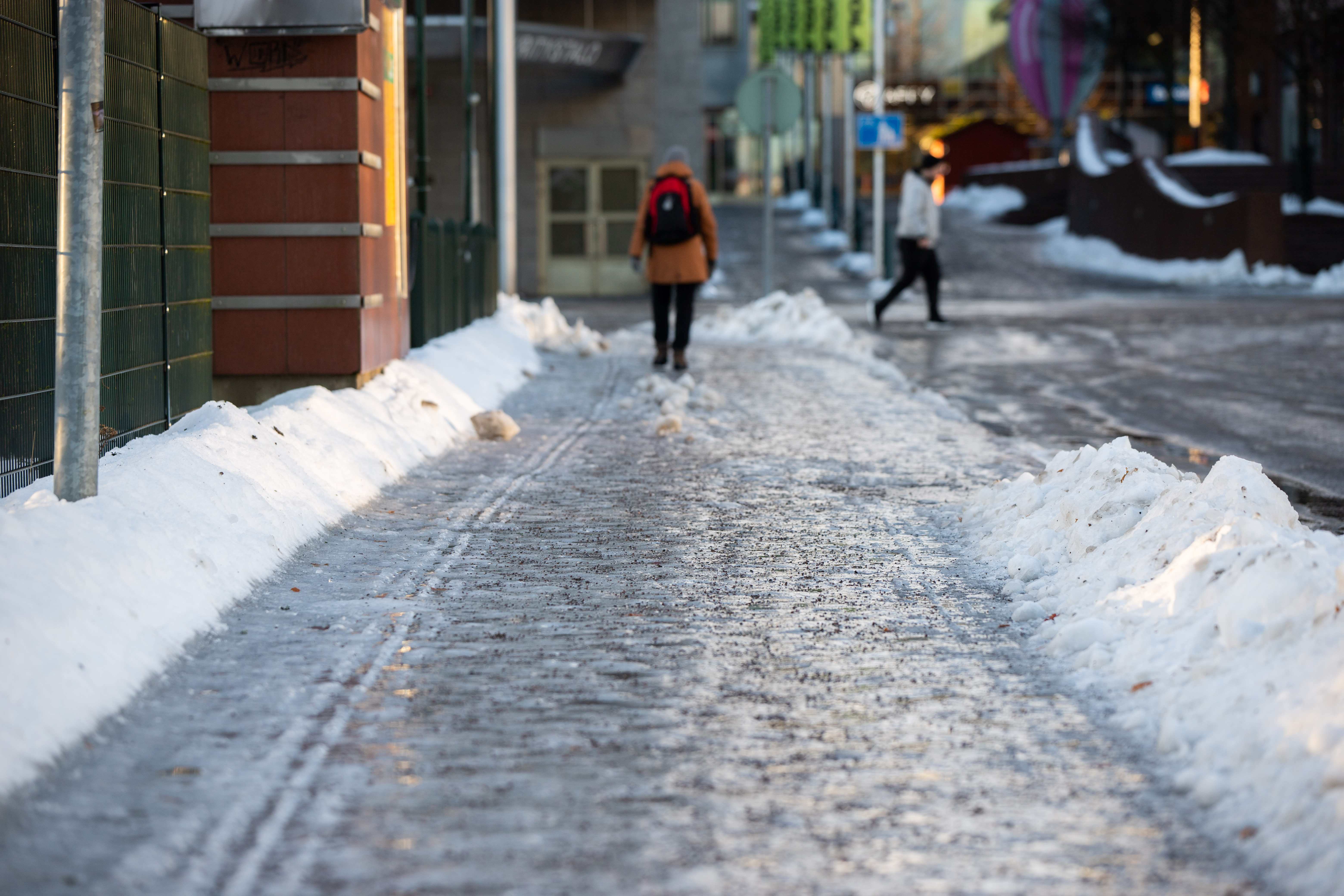 In commuter traffic, fall injuries increase when the capital freezes and the sidewalks become slippery