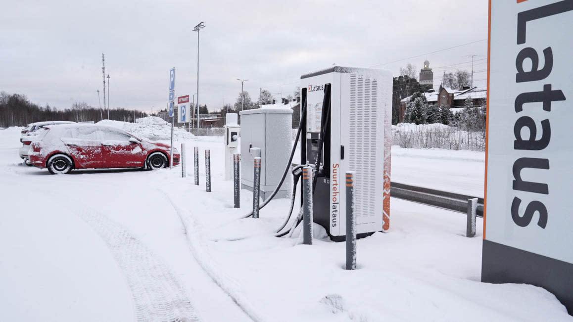Electric vehicle drivers beware: Extreme cold can cut a typical battery's range in half