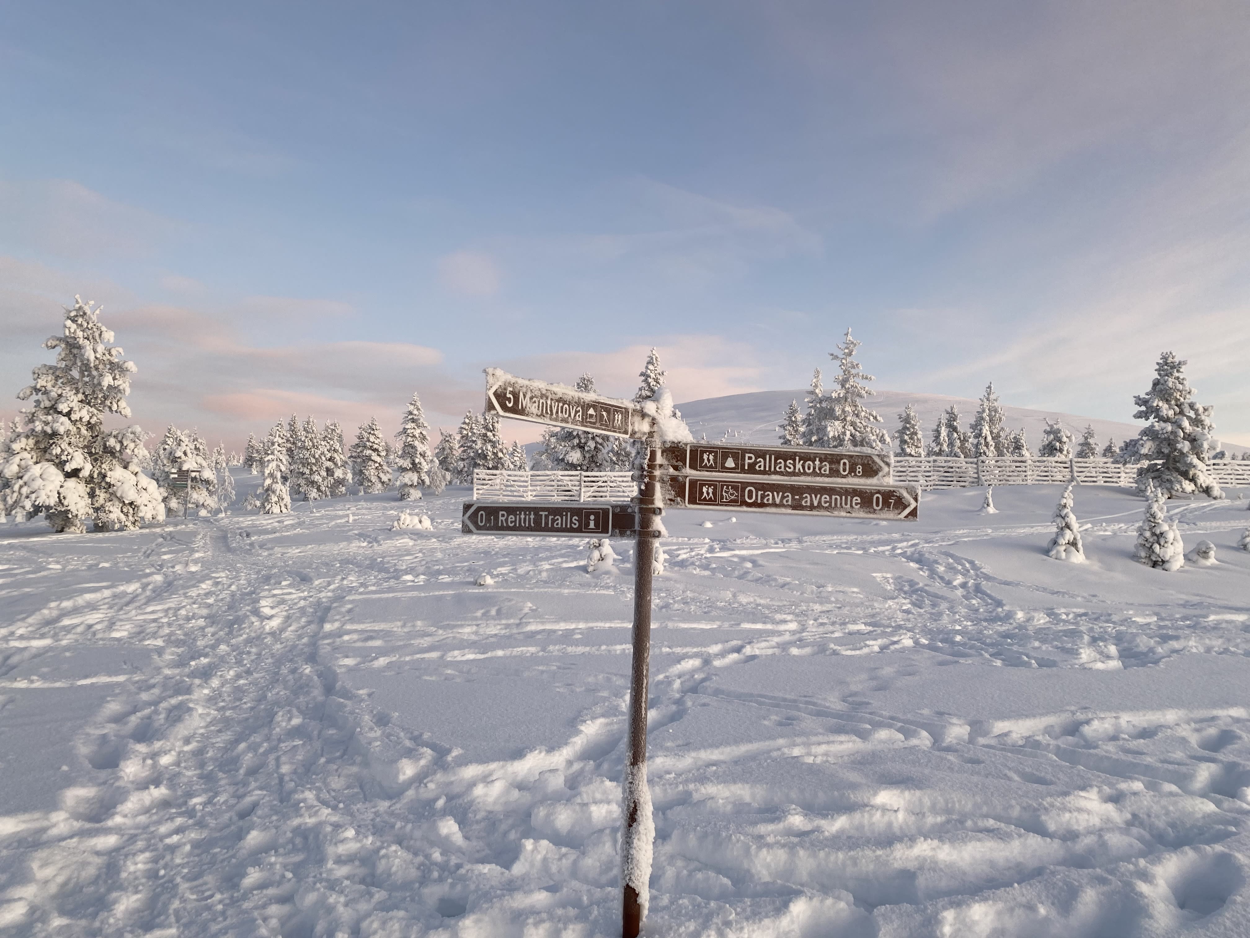 A woman died, a child disappeared in an avalanche in Finnish Lapland