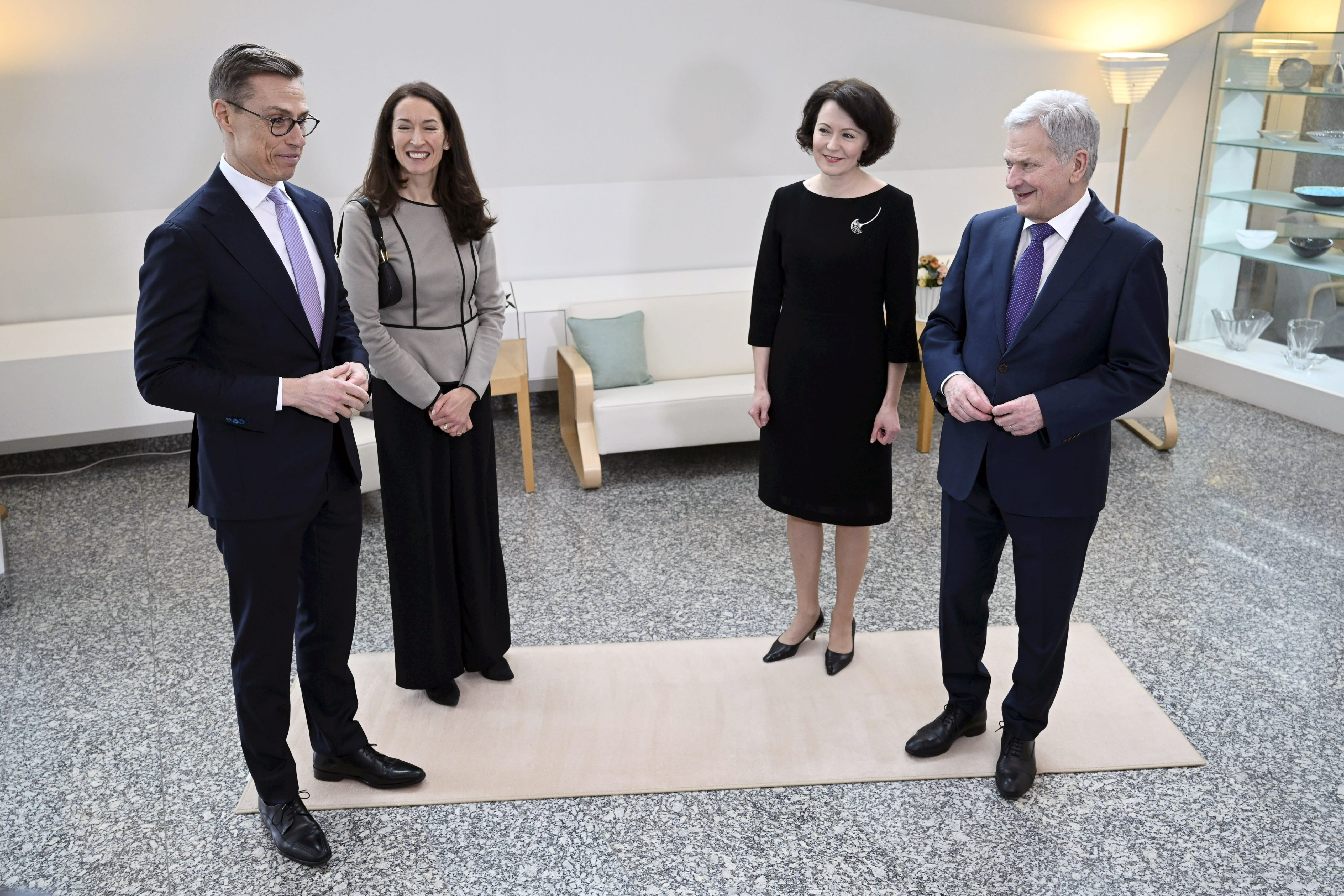 The outgoing and incoming Finnish presidential couples meet at lunch