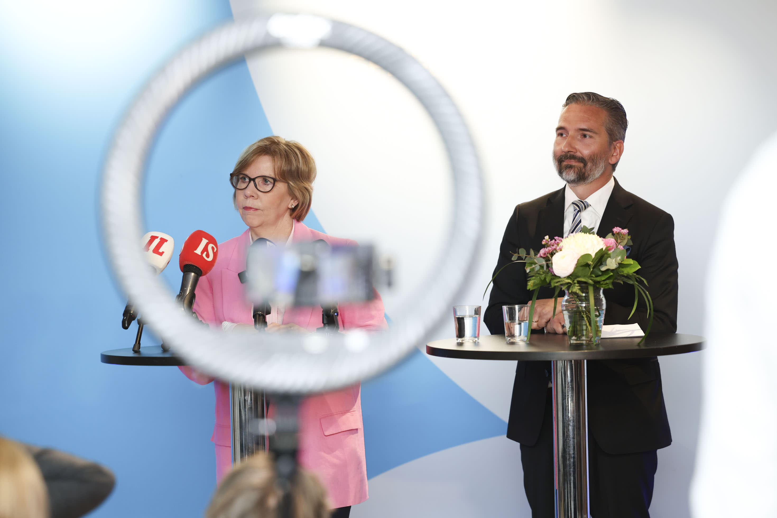 Henriksson, chairman of the Swedish People's Party, resigns as the party's support collapses