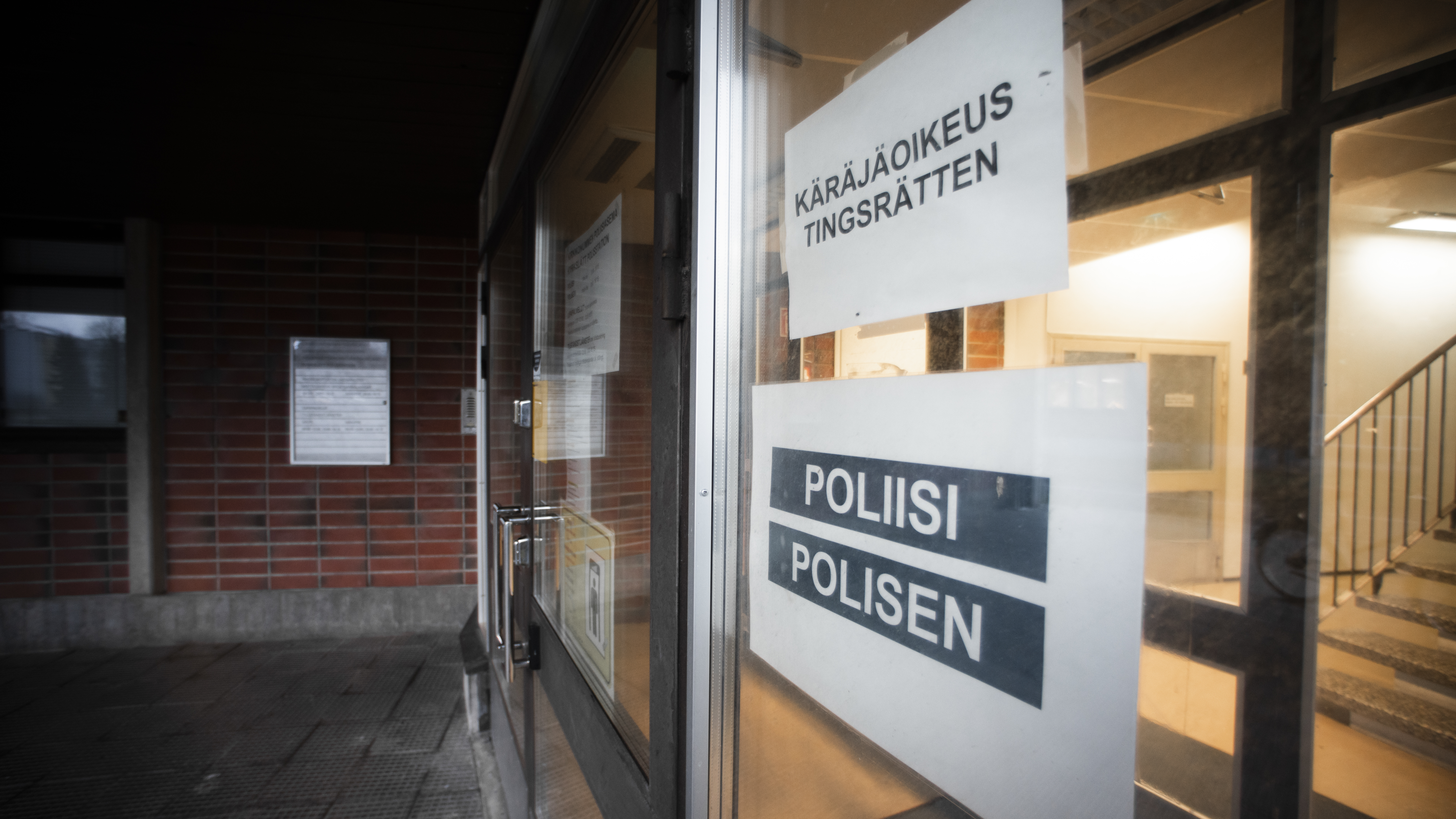 Ein Mann vor Gericht wird beschuldigt, als Polizist aufgetreten zu sein, um 34,000 ältere Opfer zu stehlen