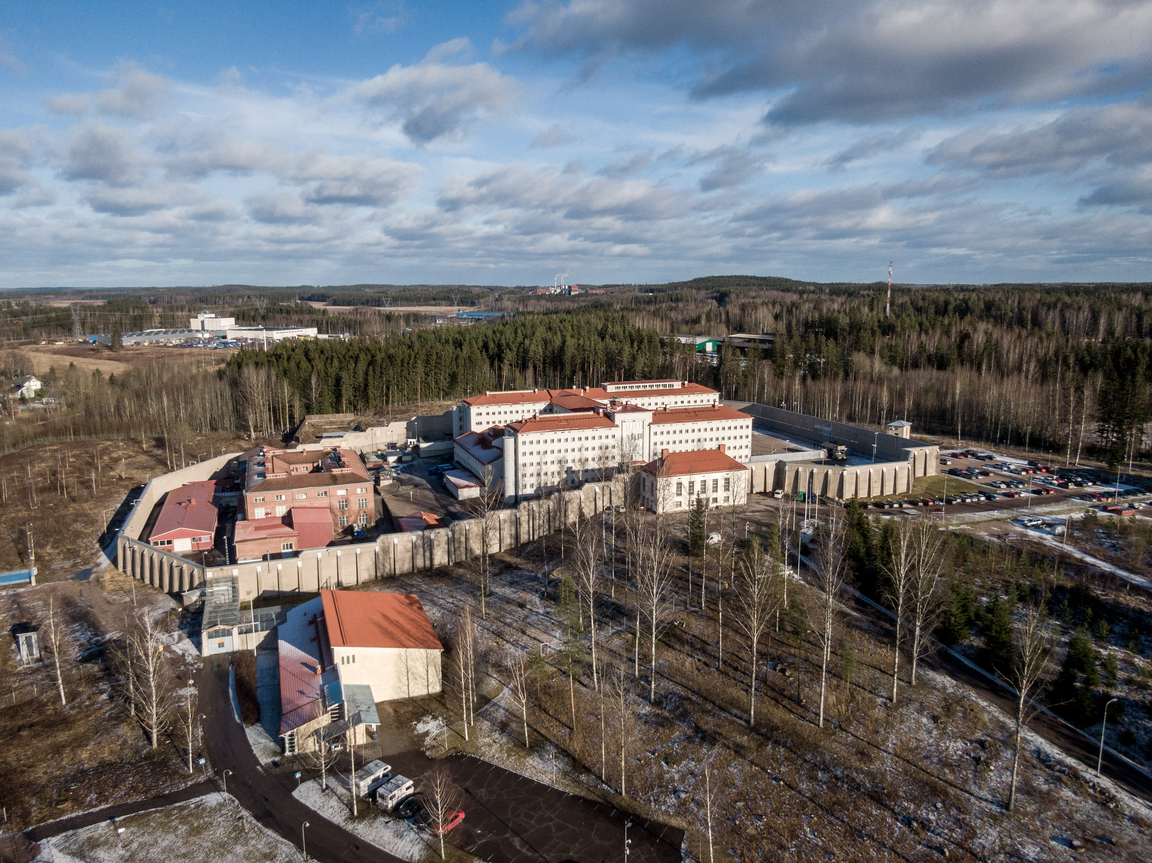 Western media: Prison staff face systematic violence
