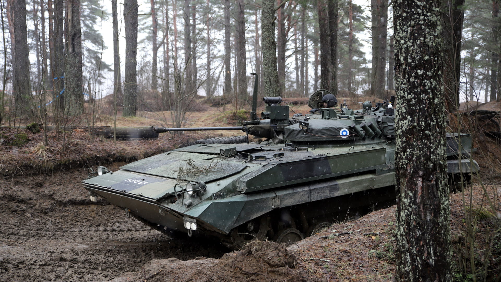 Bei einer Militärübung in Finnland kollidieren zwei Panzer