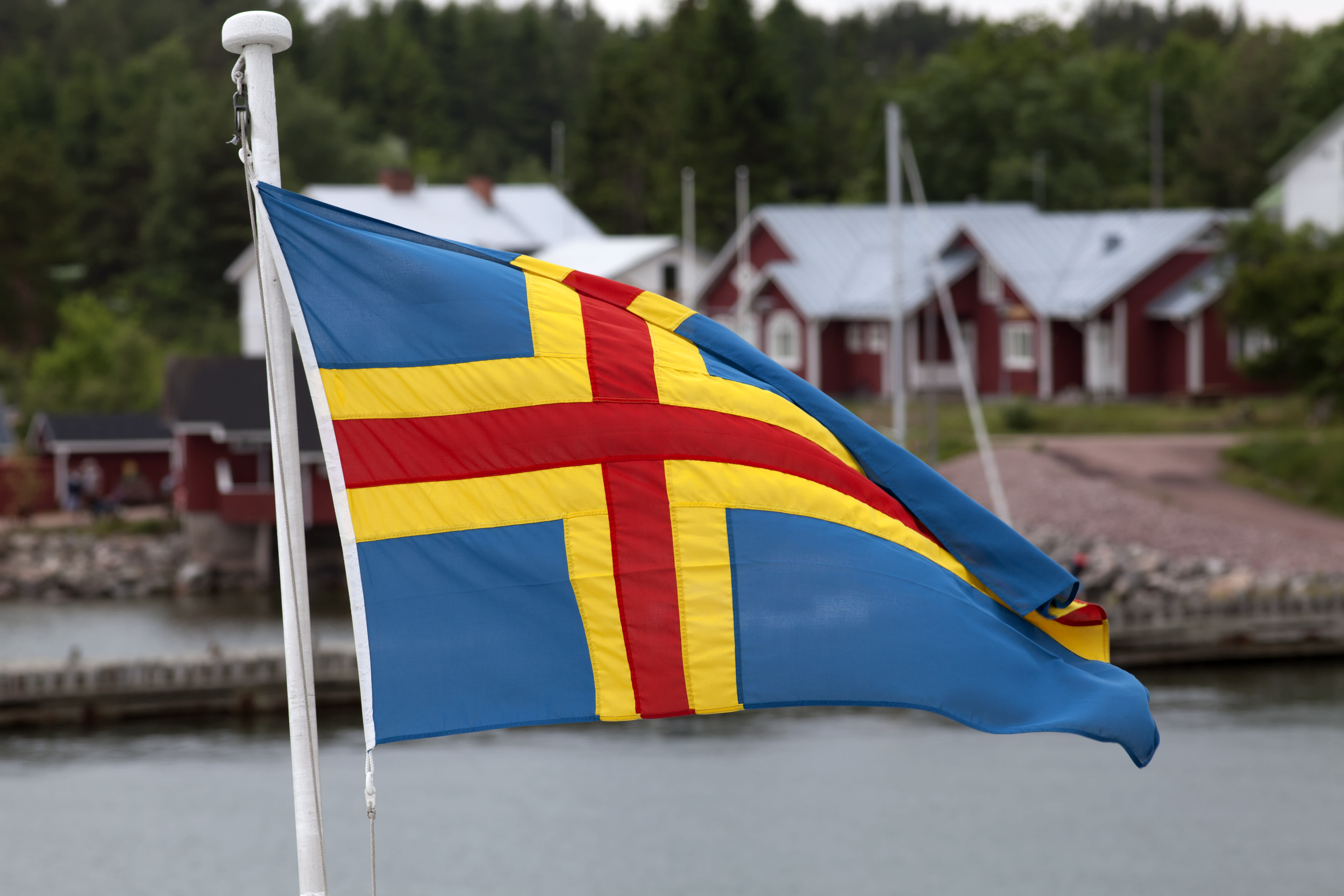 Zeitungen vom Donnerstag: Ålands Sicherheitsdebatte, das Lohngefälle für Krankenschwestern und Impfungen