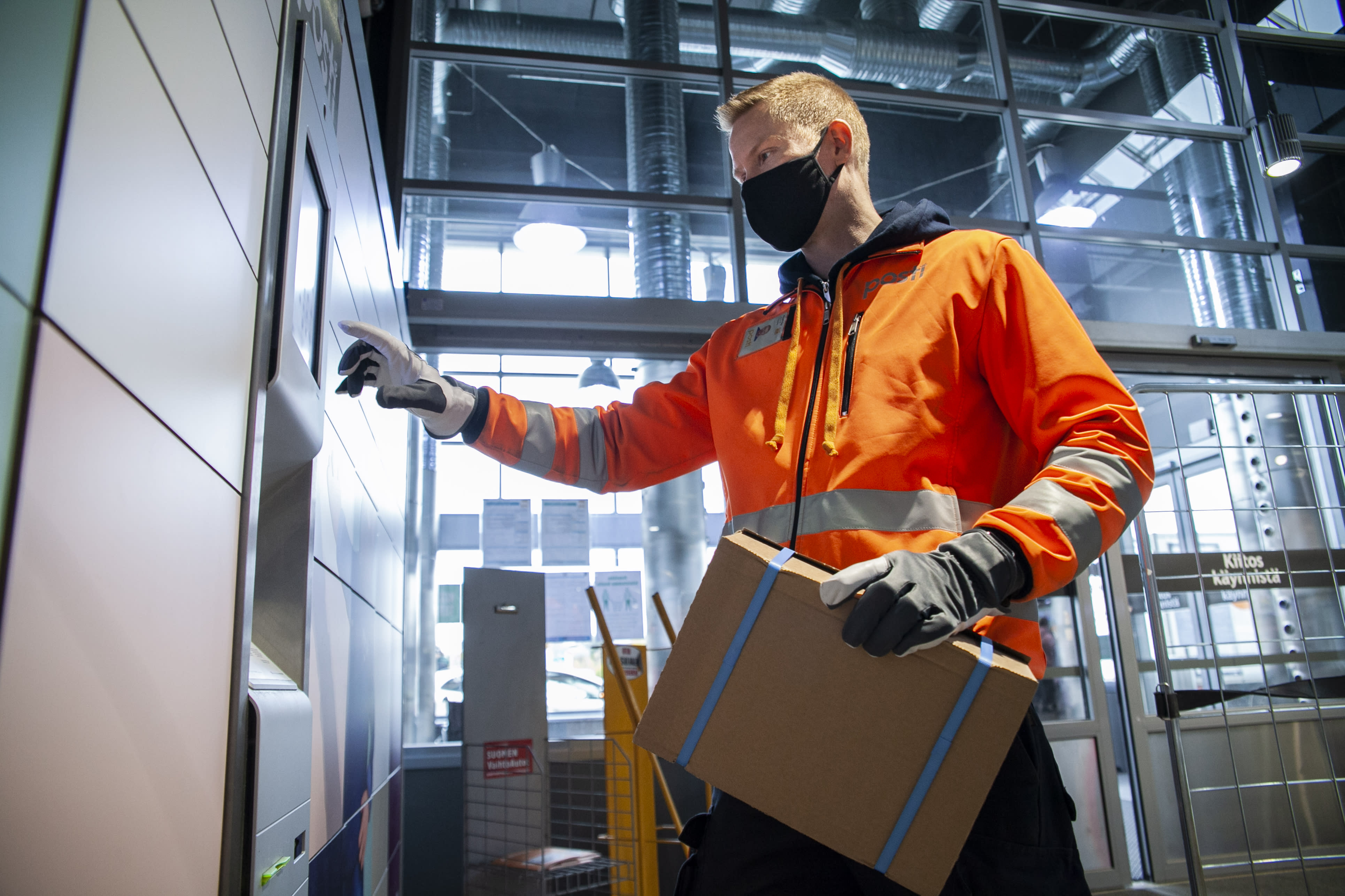 Posti führt E-Commerce-Lieferungen im Jahr 2020 an, wenn die Gewinne steigen