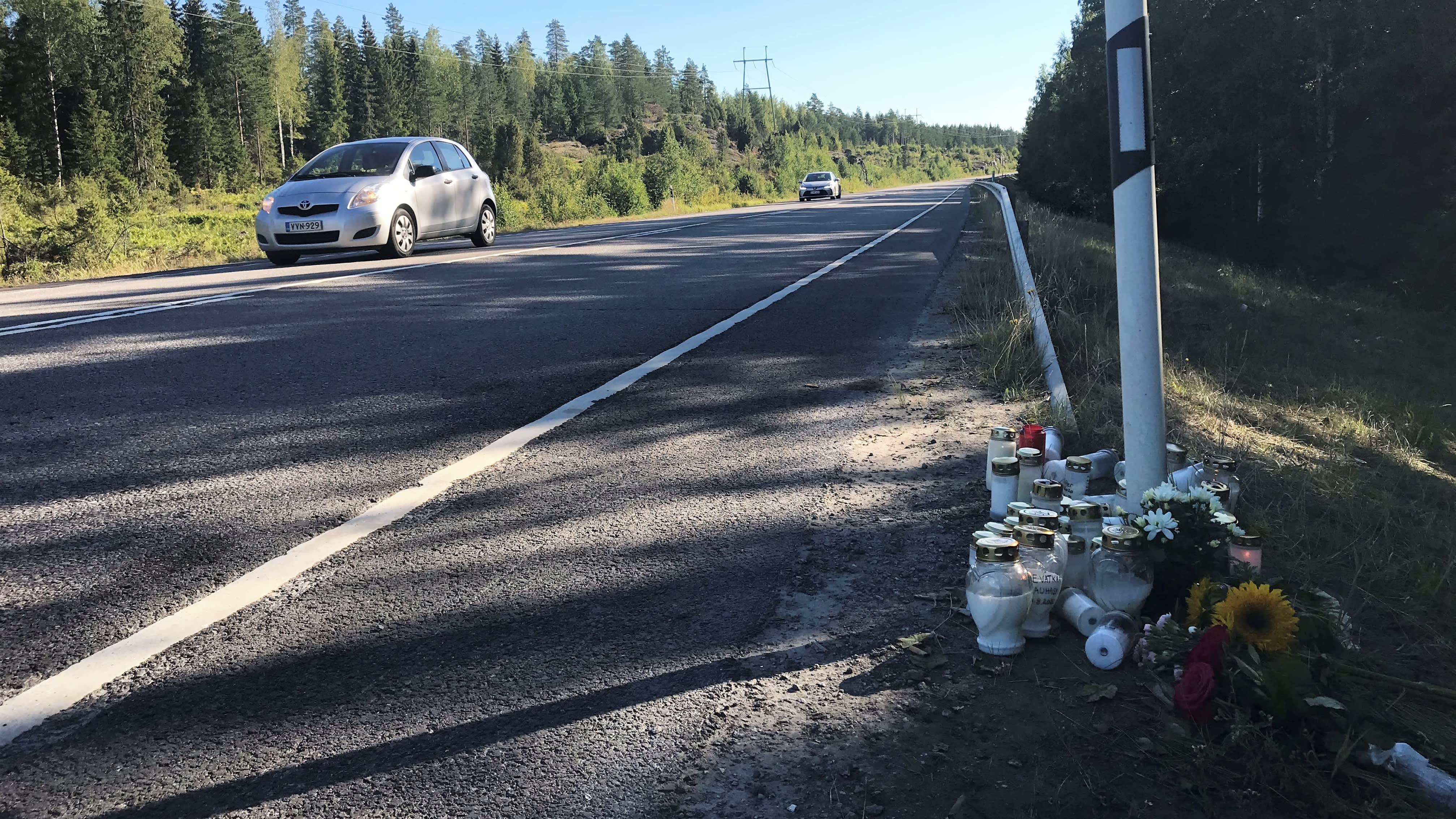 Das Gericht nahm den Fahrer wegen eines Unfalls fest, bei dem drei Personen ums Leben kamen