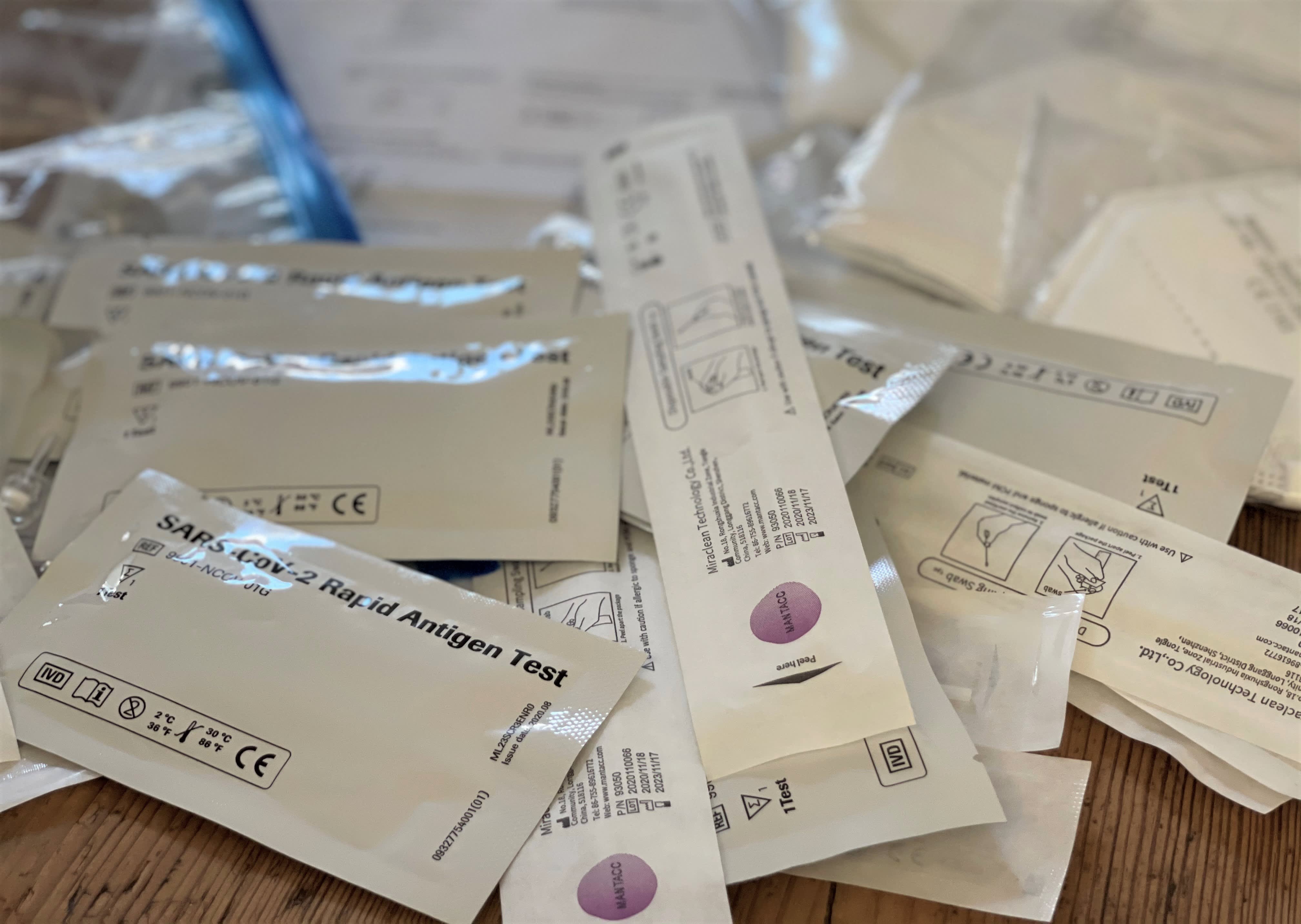 Zu Hause gehen Covid-Testkits in den Verkauf