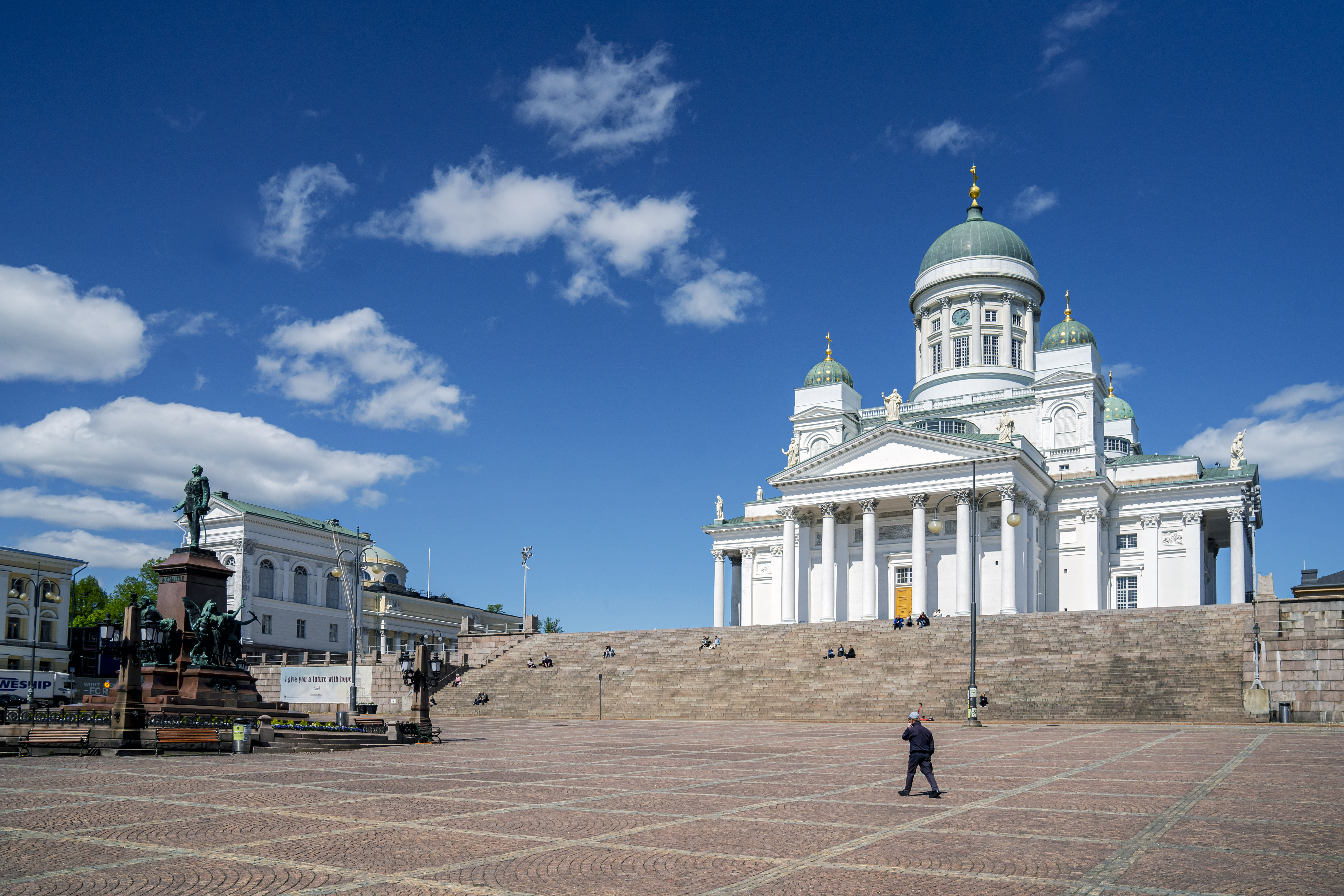 Periódicos del lunes: Nuevo optimismo del gobierno, un pastor finlandés atacado en Tallin, Día de Helsinki y punta de verano