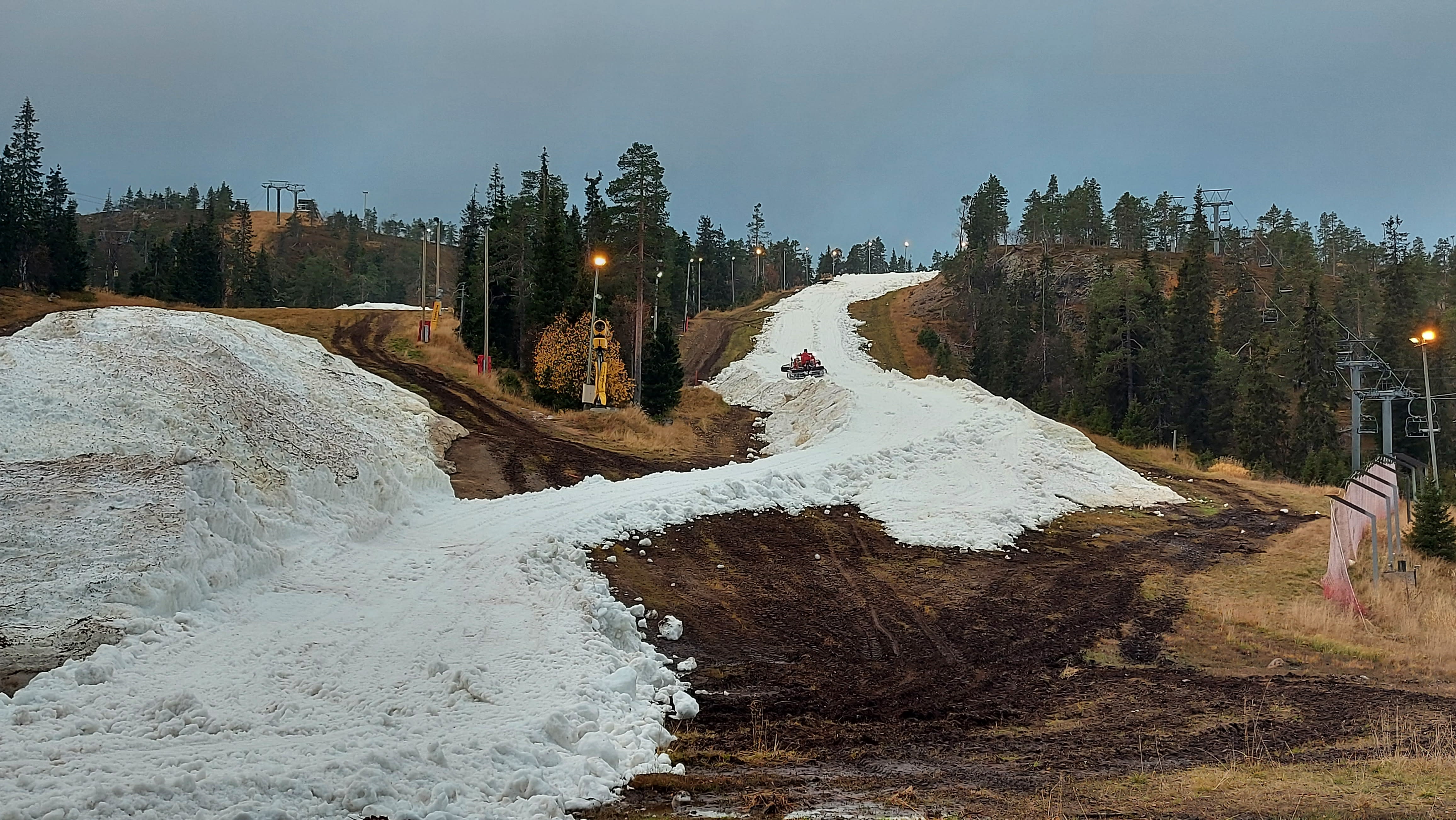 Schneerecycling in Lappland für Skifahrer im Oktober