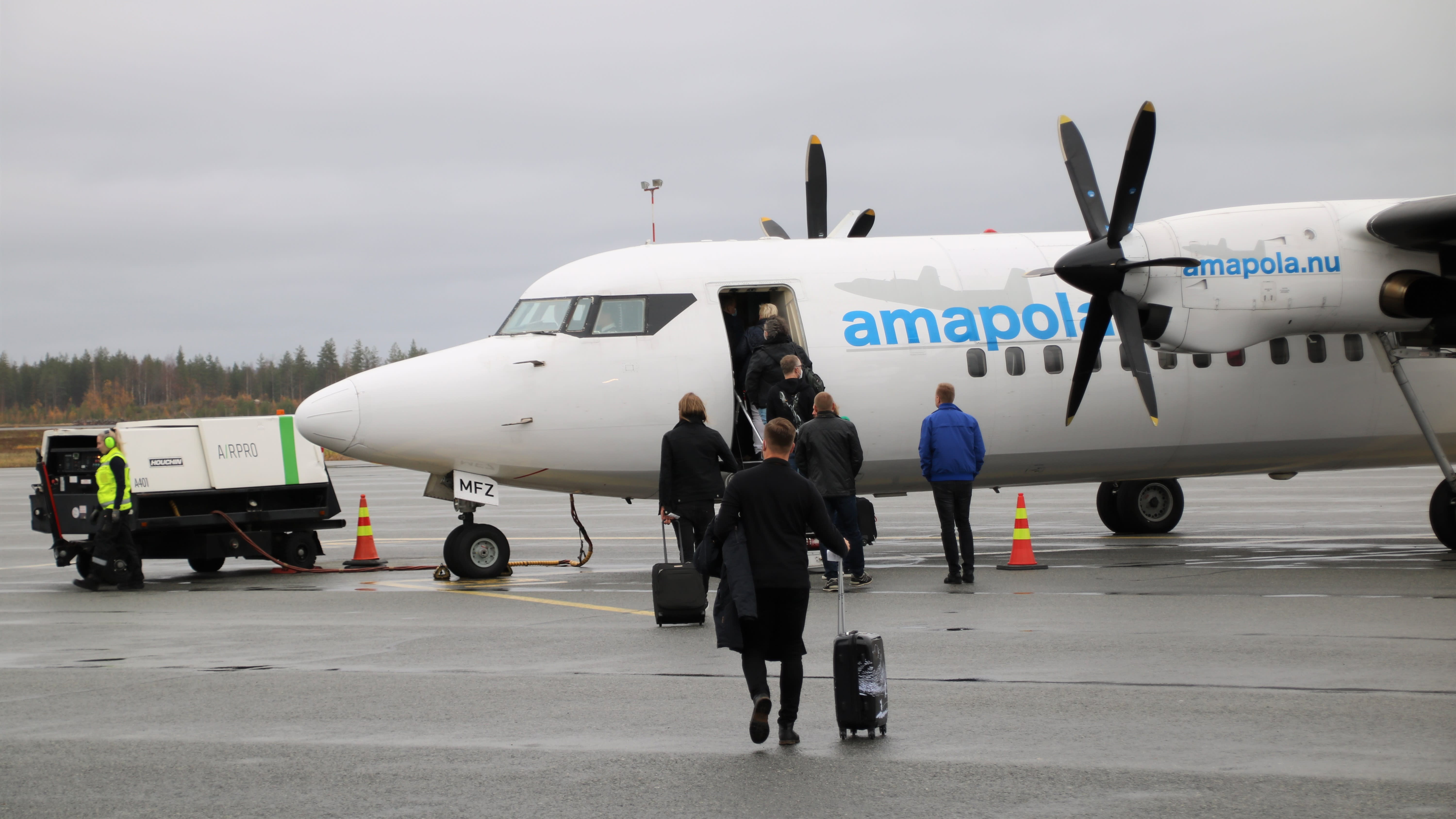 Der Wachmann untersucht den Startunfall am Flughafen Helsinki-Vantaa