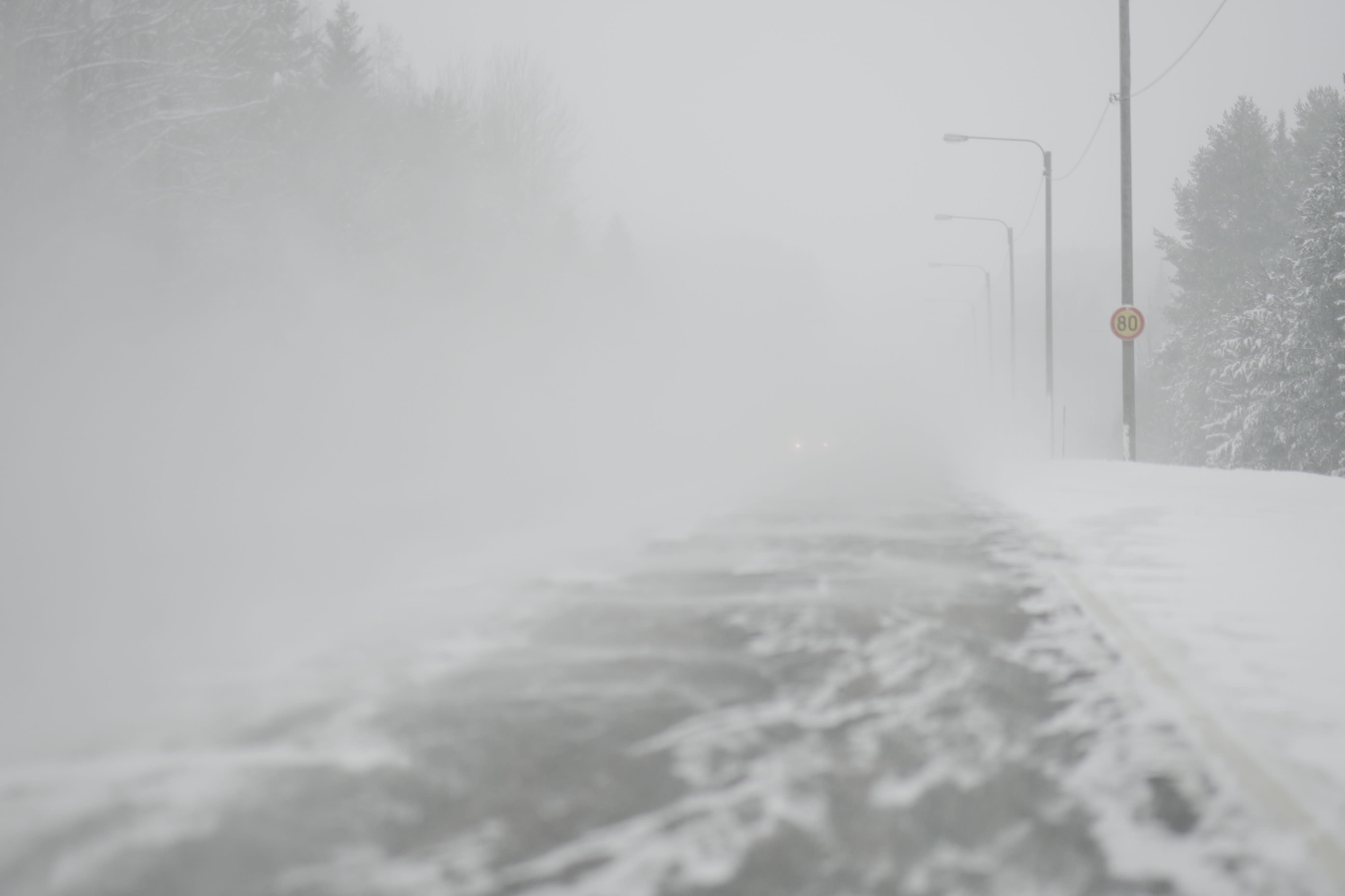 Pemandu kenderaan memberi amaran tentang keadaan pemanduan yang buruk apabila ribut salji diramalkan