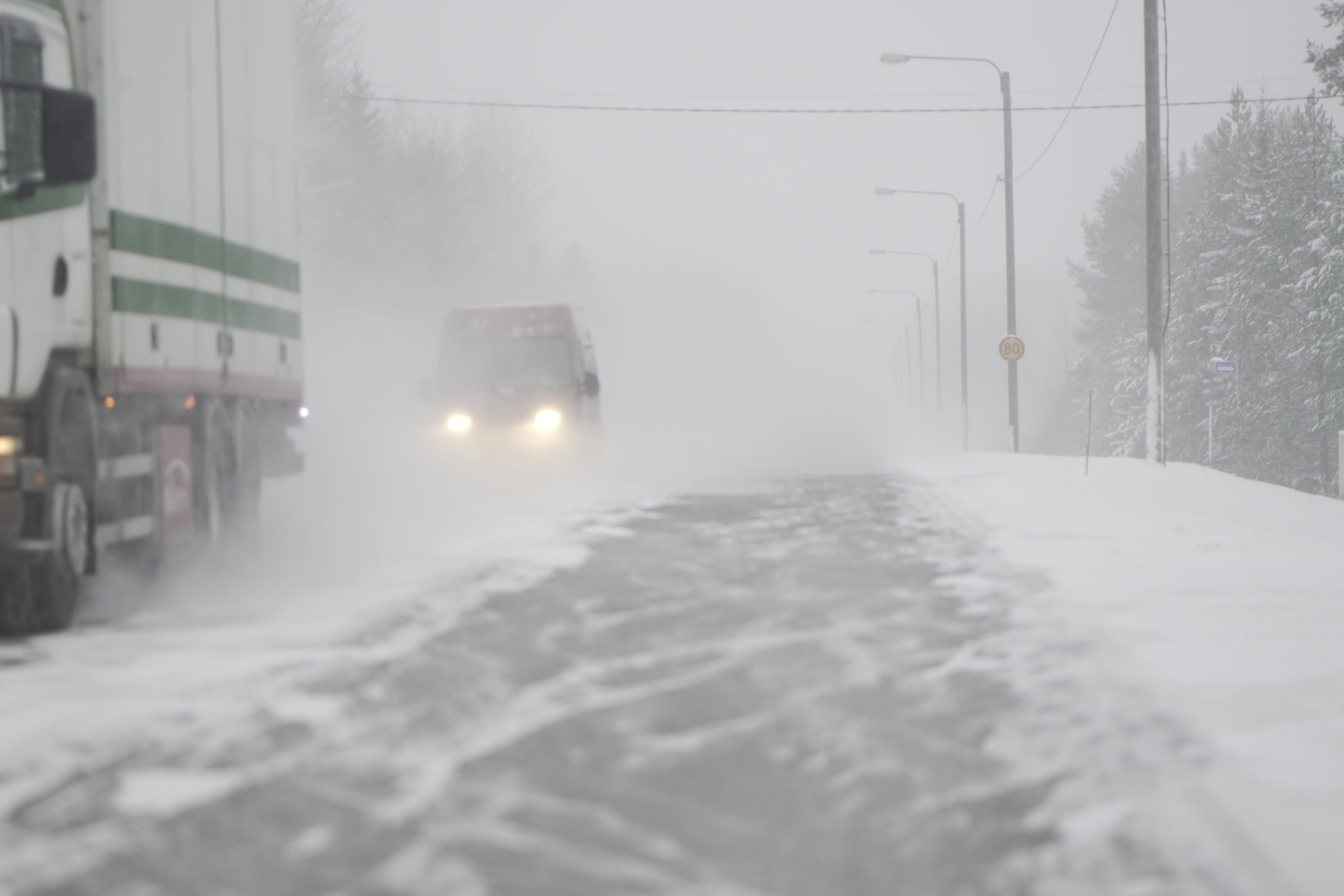 Das Finnische Meteorologische Institut warnt am Samstag vor schlechten Fahrbedingungen