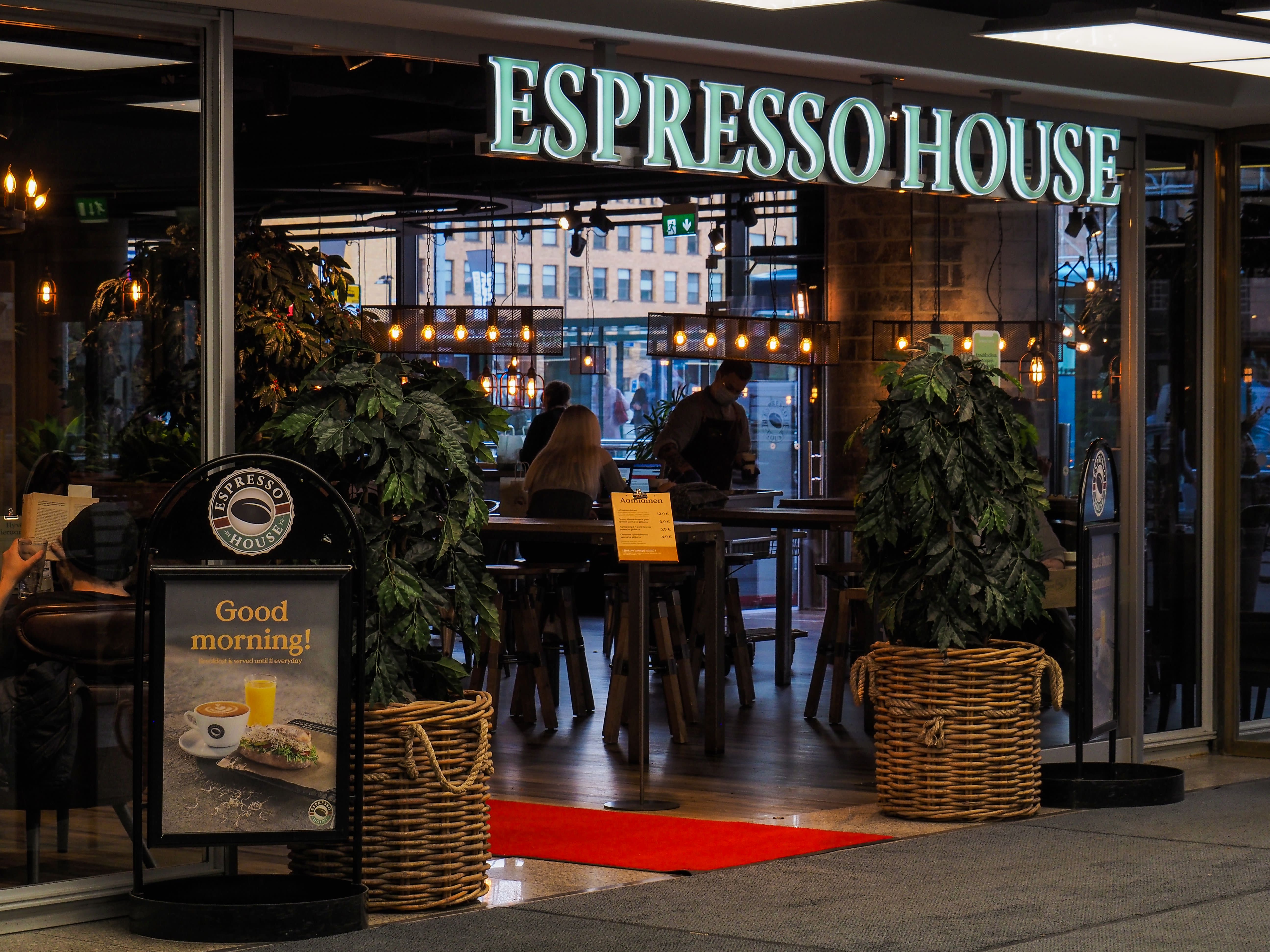 Espresso House wird die zentrale Küche nach Yles Arbeitsbedingungen und Lebensmittelhygienestudie schließen