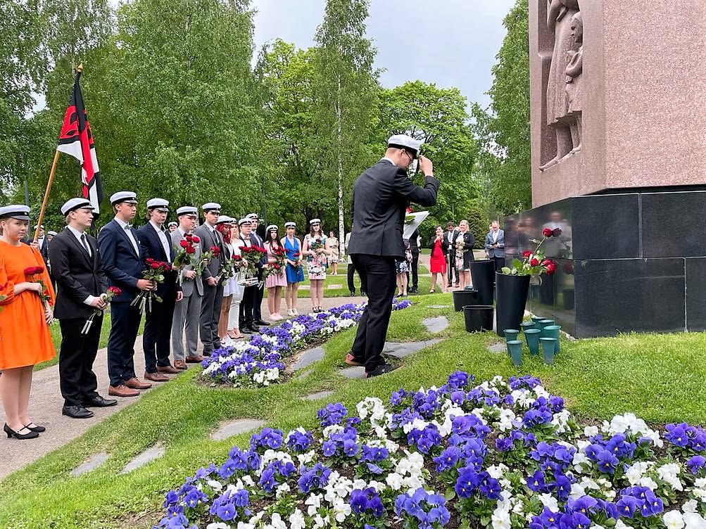 Volunteers interrupt the summer search for Finnish soldiers from the Second World War