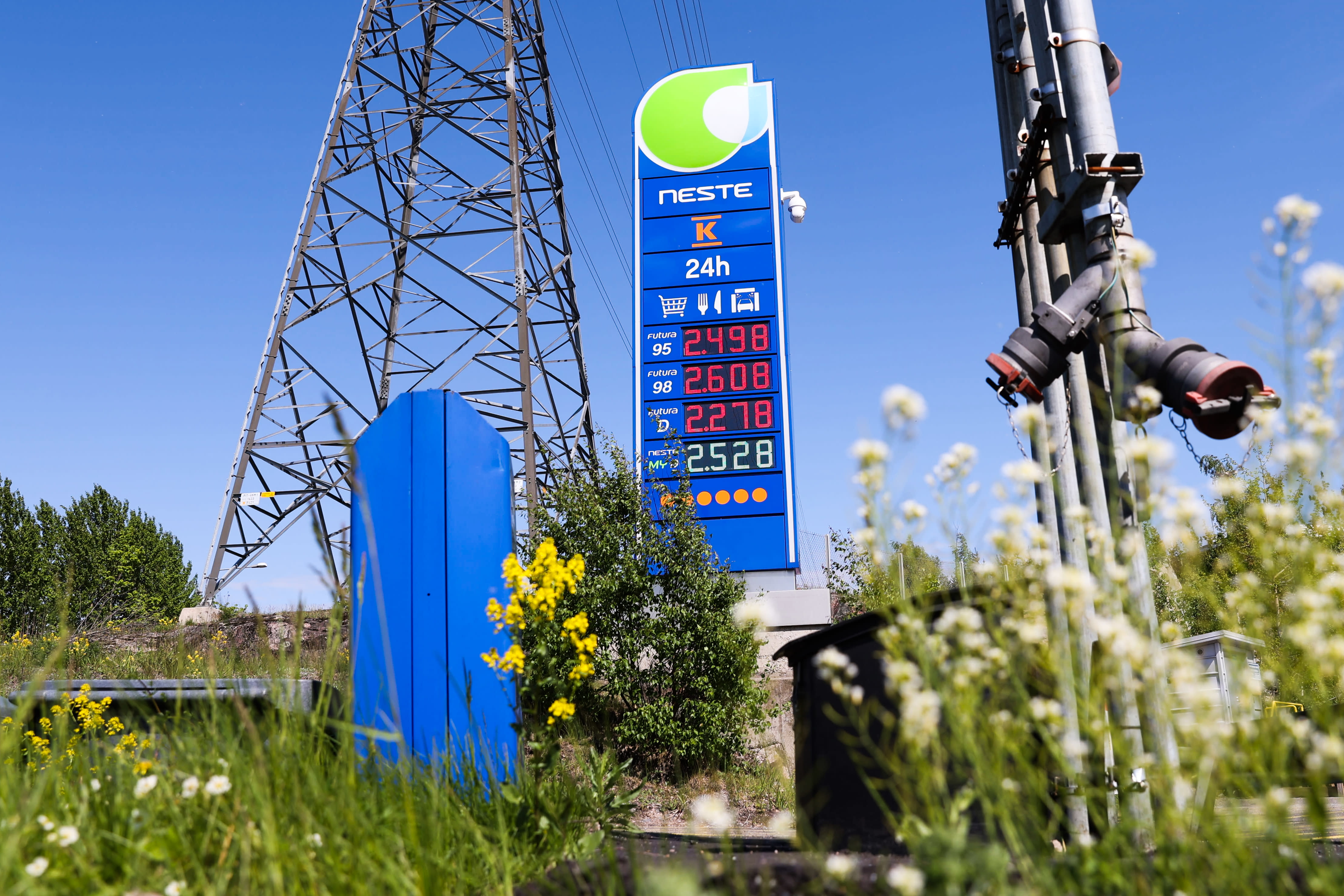 Gas prices will fall slightly during Midsummer