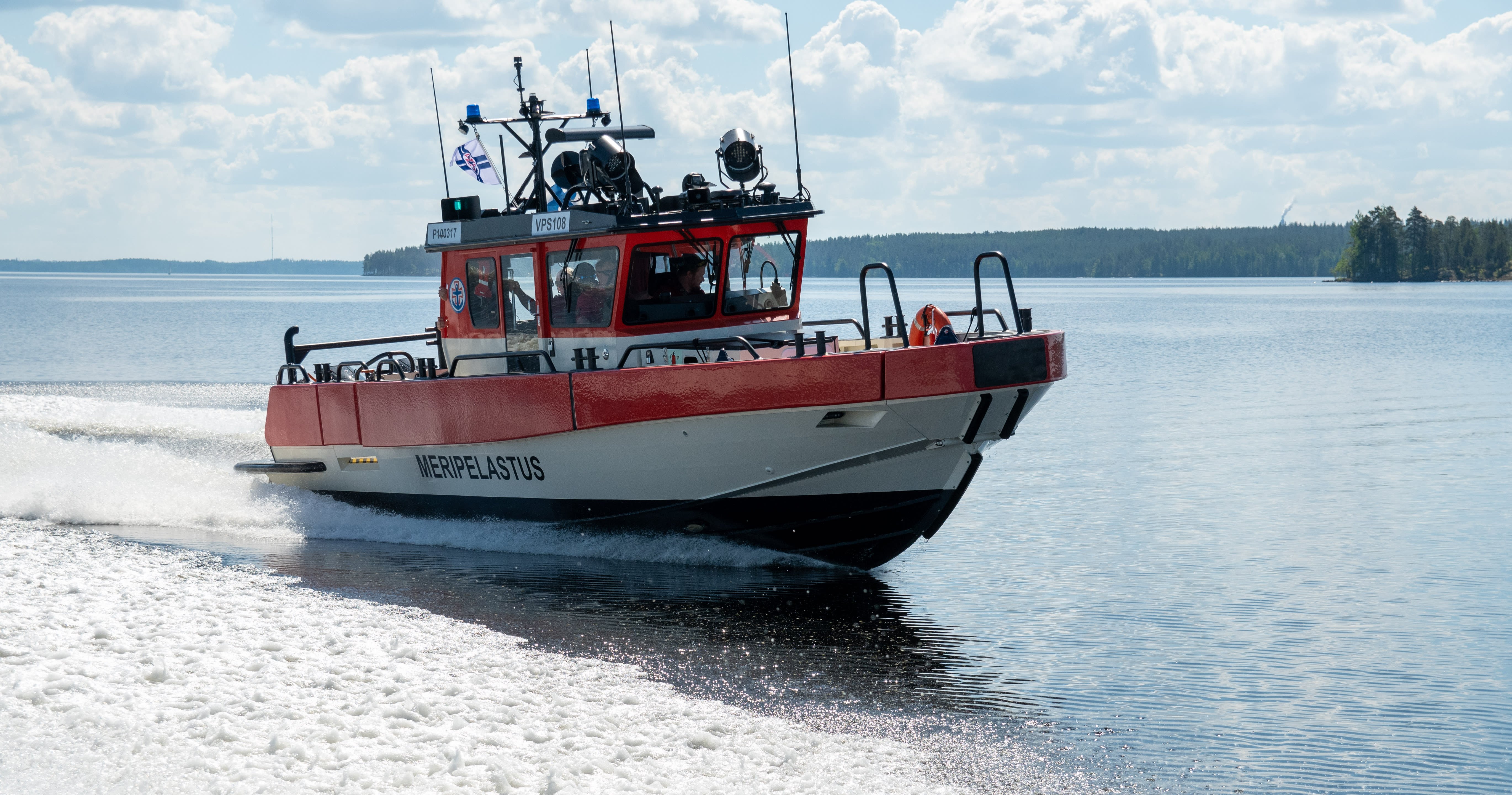 Pengawal Pantai menyelamatkan 50 penumpang dari bas air pecah di pantai Helsinki