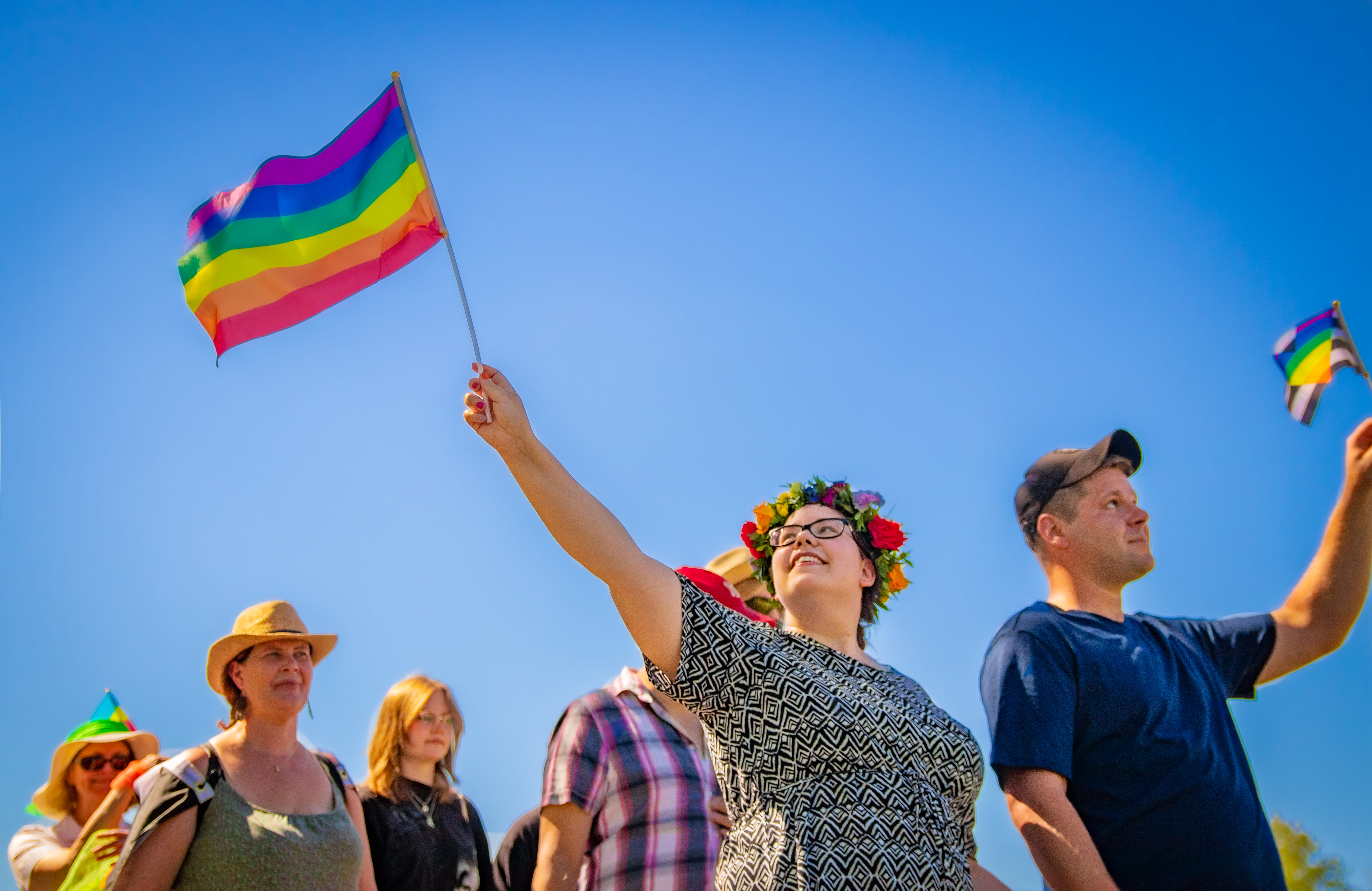 화요일 신문: 이민자들의 건강 관리 접근성, 낙태 증가, 핀란드의 동성애 혐오 문제