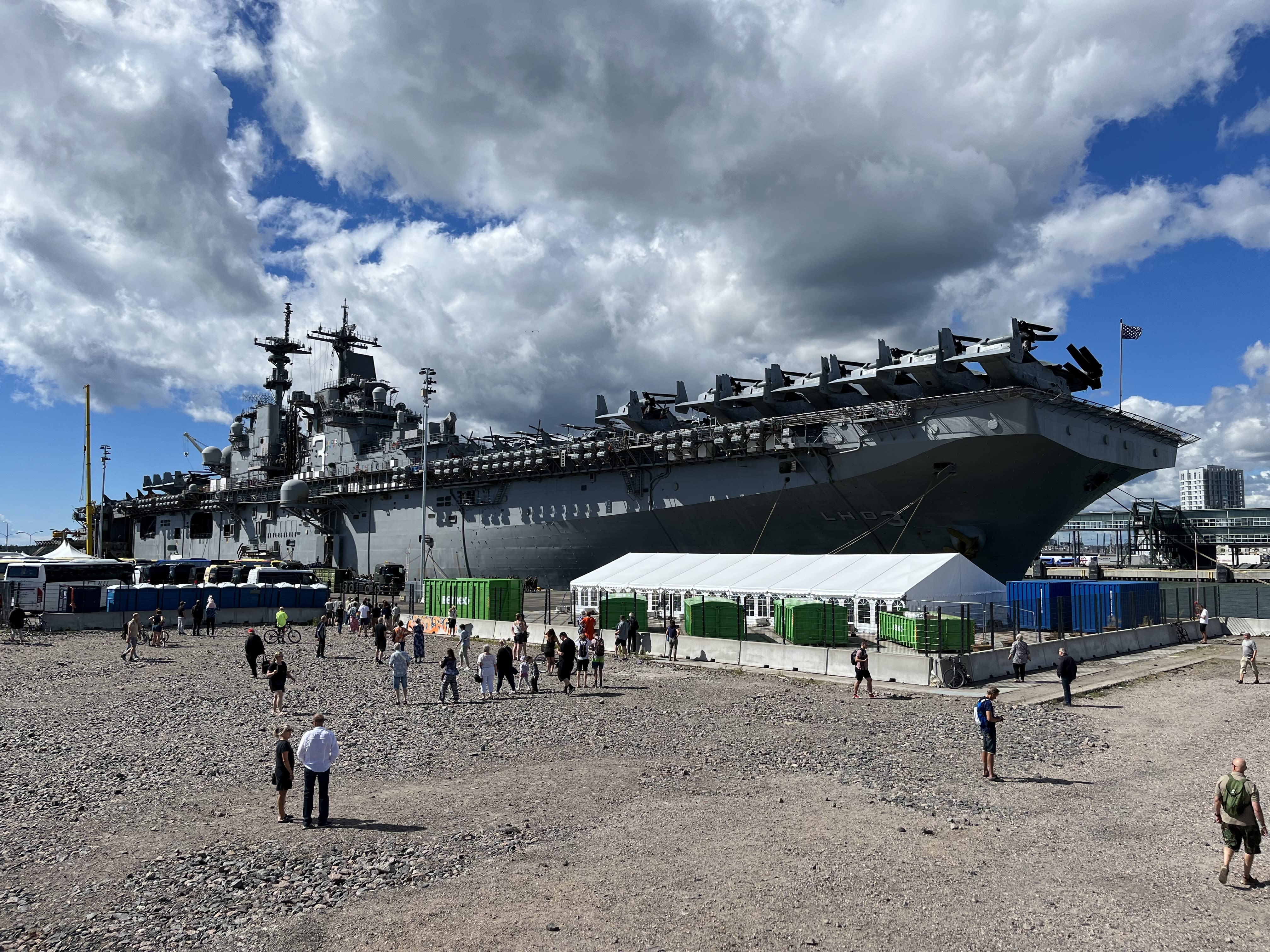 Finnische Minister besuchen ein Schiff der US Navy