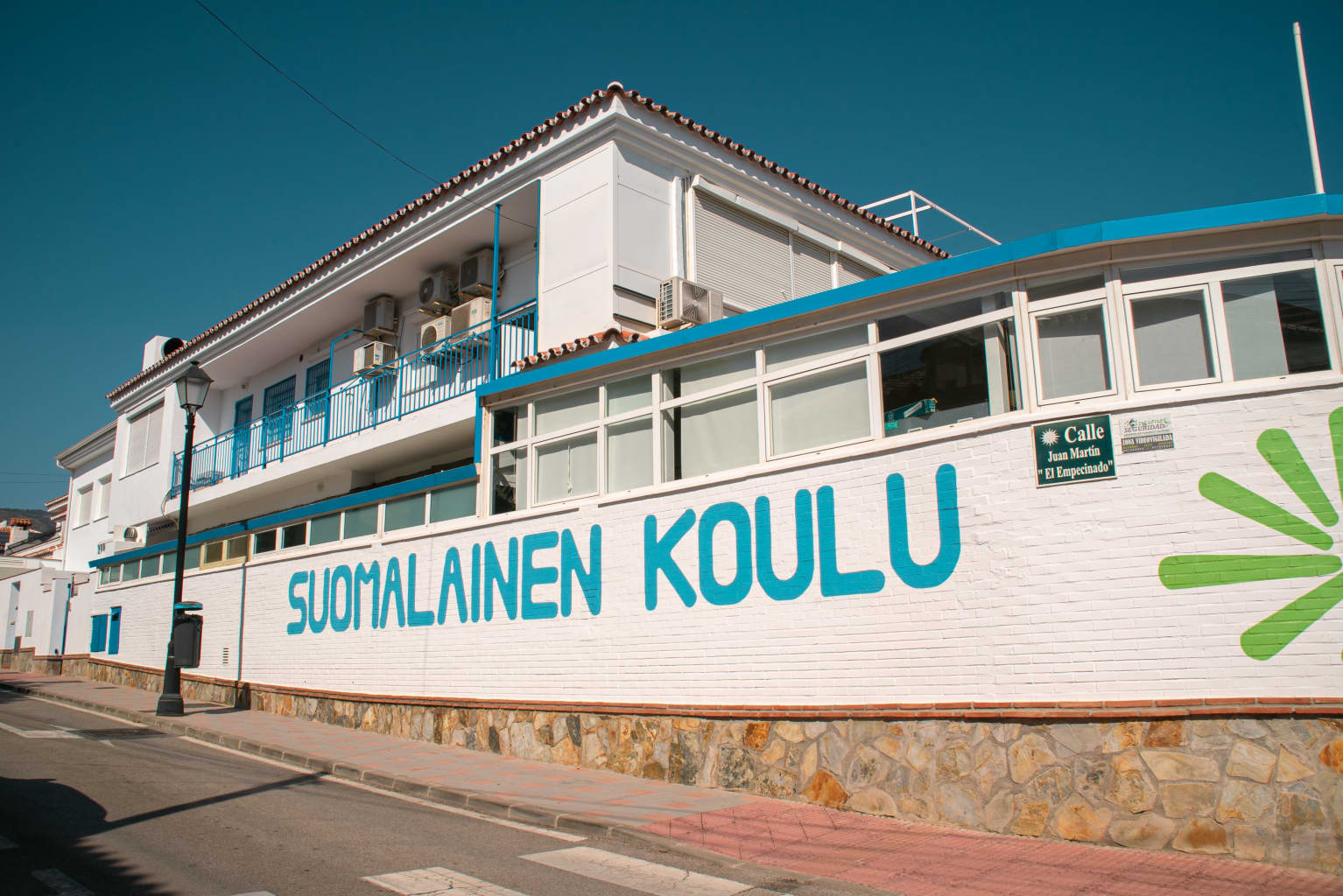 Aurinkorannikon suomalaiskoulu jälleen ministeriön syyniin – kymmenien  oppilaiden todistusten kelpoisuus epäselvä | Kotimaa | Yle