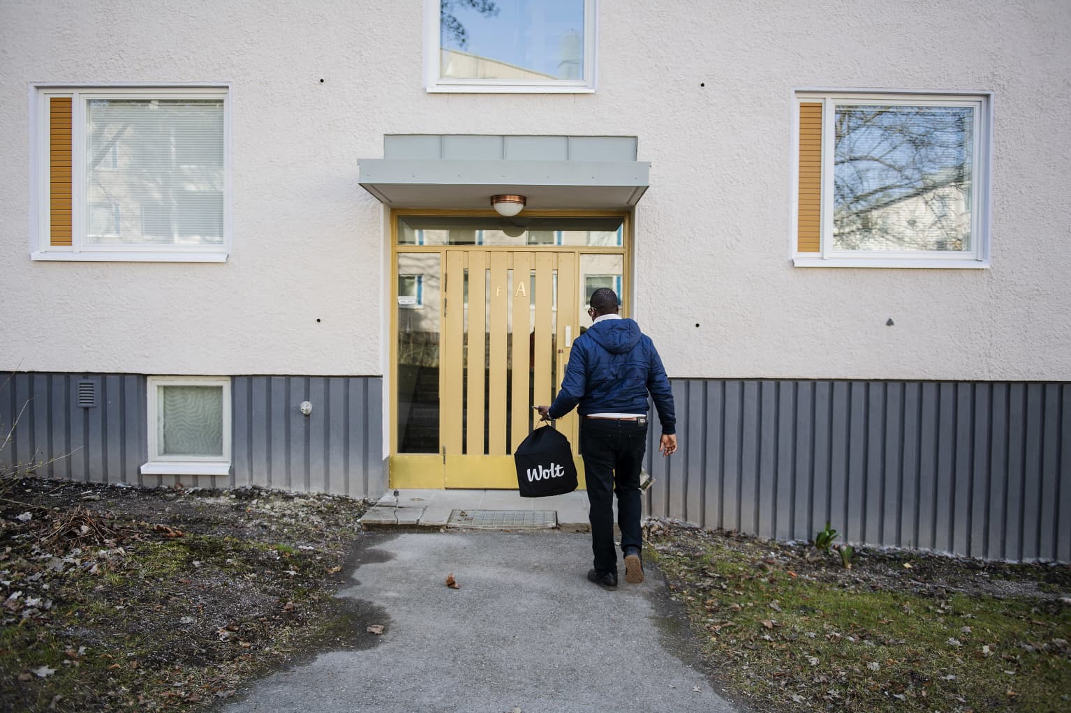 Правительство хочет разрешить продажу алкоголя с доставкой на дом | Yle  Novosti | Yle