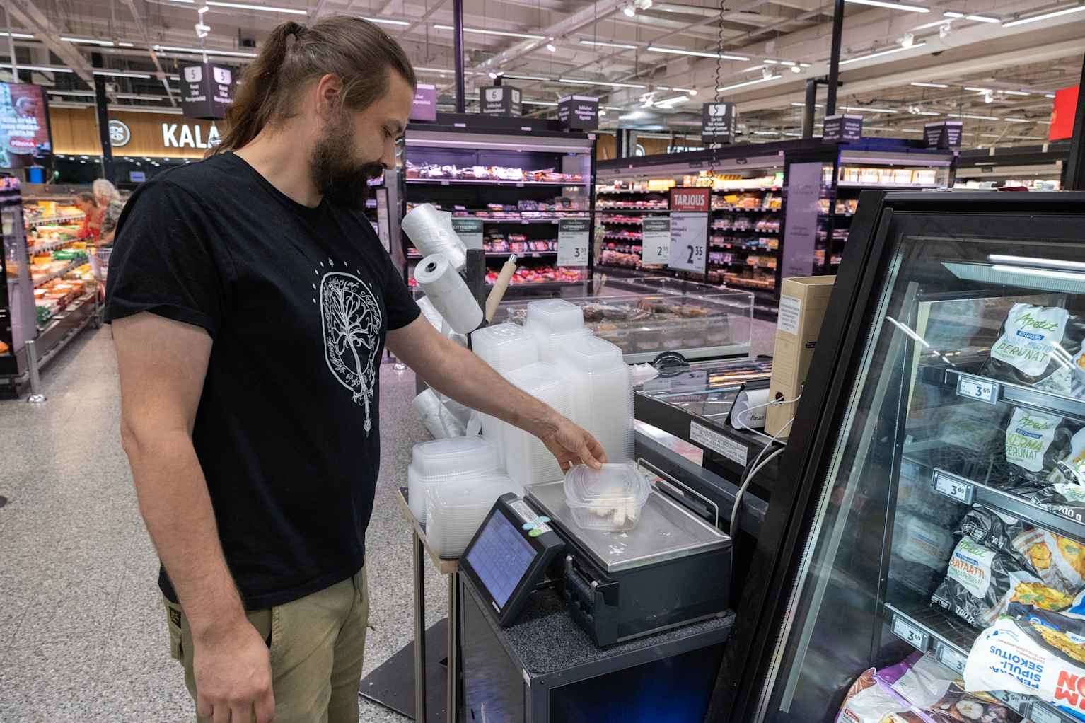 Samu Pitkänen weighing loose frozen foods