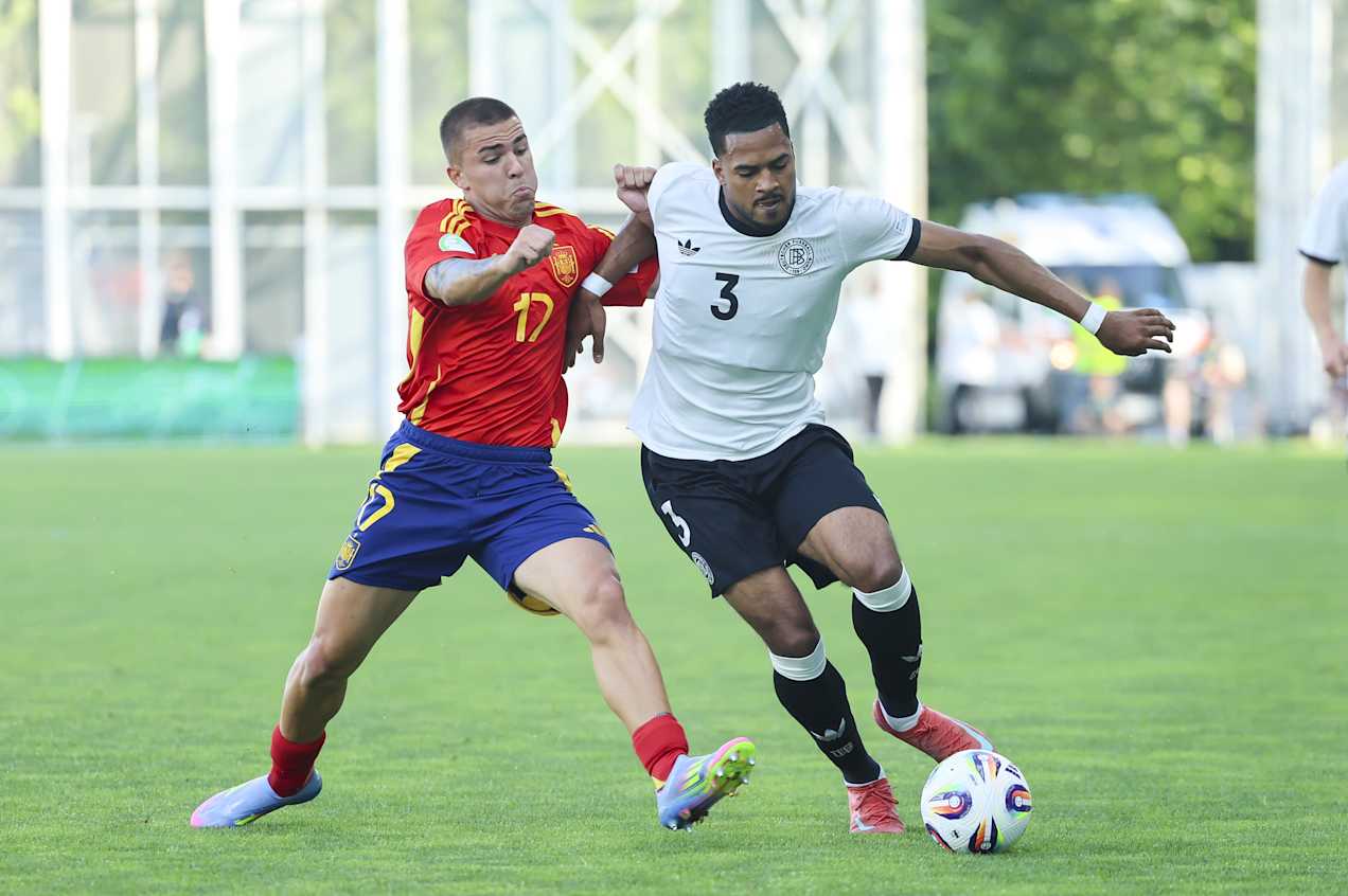 Spanish Pablo garcia ⁤prevents‍ Germany's Almugera Kabar in the U19‍ European championship.