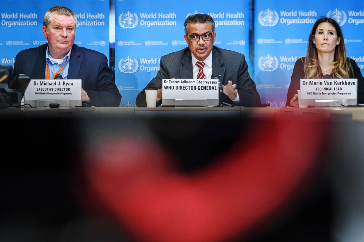 Maailman terveysjärjestö WHO:n edustajat Michael Ryan, Tedros Adhanom Ghebreyesus ja Maria Van Kerkhove Sveitsin Genevessä maaliskuussa 2020.