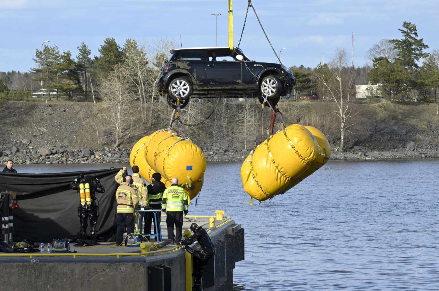 В Каласатама со дна моря подняли легковой автомобиль с трупом внутри | Yle  Novosti | Yle