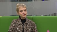 Yle Novosti haastattelee näyttelijää Alina Tomnikovia