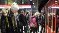 Matkustajia Matinkylän metroasemalla Espoossa.