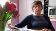 Leena-Riitta Salminen katsoo vanhoja valokuvia