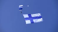 Suomen lippu taivaalla