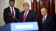 Donald Trump ja Vladimir Putin saapumassa tiedotustilaisuuteen presidentinlinnassa.