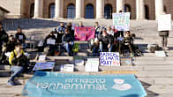 Eduskuntatalon portailla tukimielenosoitus 15-vuotiaalle ruotsalaiselle ilmastoaktivistille Greta Thunbergille.