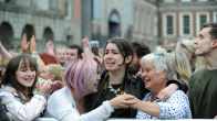 Naiset juhlivat kansanäänestyksen tulosta Dublinissa.