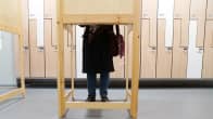 Äänestäjä vaalipaikan äänestyskopissa.