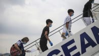 Alaikäisiä turvapaikanhakijoita ilman saattajaa nousevat lentokoneeseen lähteäkseen Kreikasta kohti Portugalia 7. heinäkuuta.