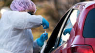 Mehiläisen drive-in-koronaviruksen testauspiste Espoon Tapiolassa 19. maaliskuuta . Työntekijä ottaa testiä autossa istuvalta.