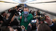 Aleksei Navalnyi median täyttämässä lentokoneessa.