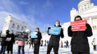 Mielenosoittajia venäläisen oppositiojohtaja Aleksei Navalnyin tukimielenosoituksessa Senaatintorilla Helsingissä.
