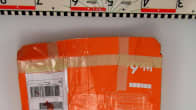 Oranssi FedEx-postituslaatikko.