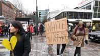 White lives matter -pahvikylttiä kantava mielenosoittaja.